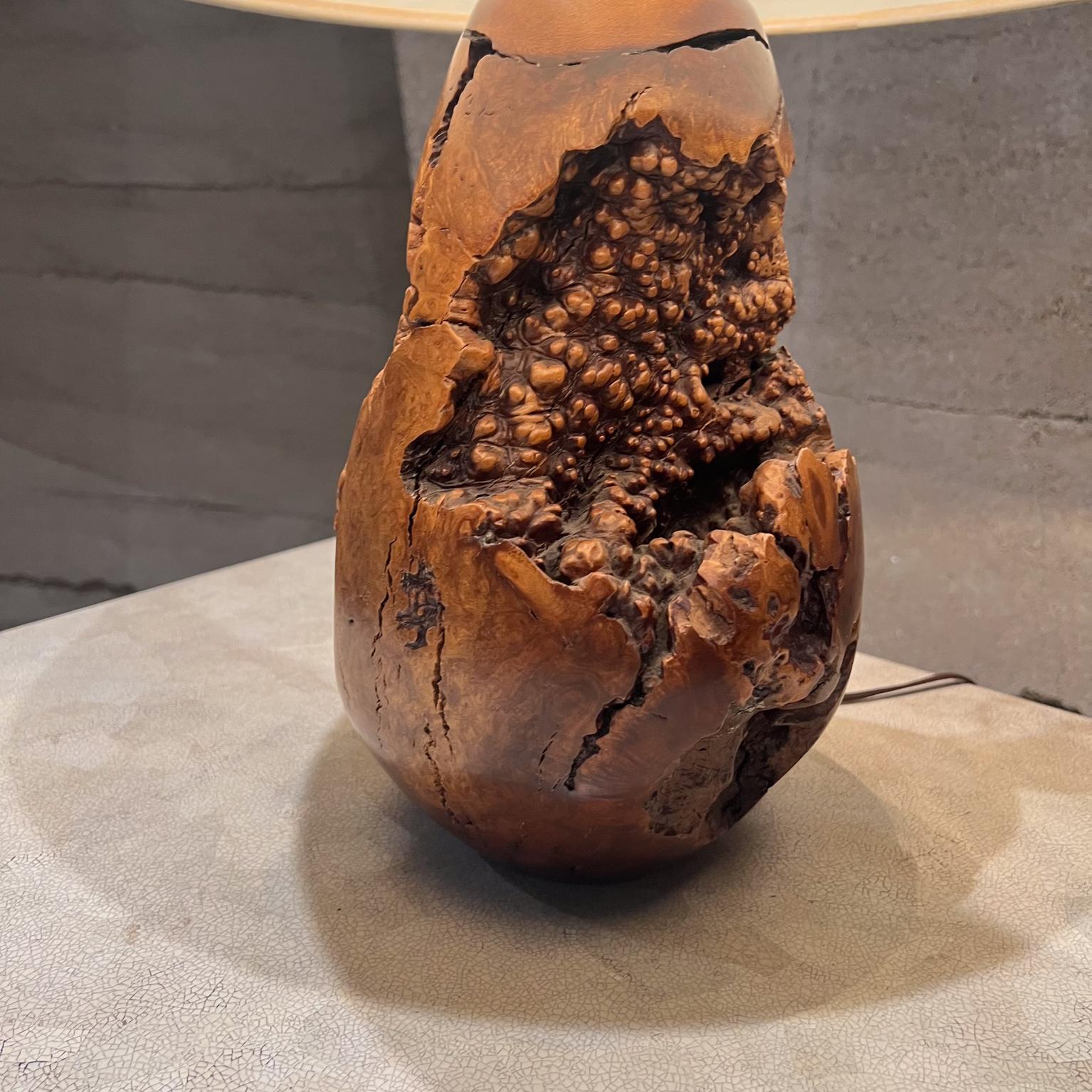 Lámpara de mesa de madera de nogal natural de los años 70 Organic Modern en venta 2