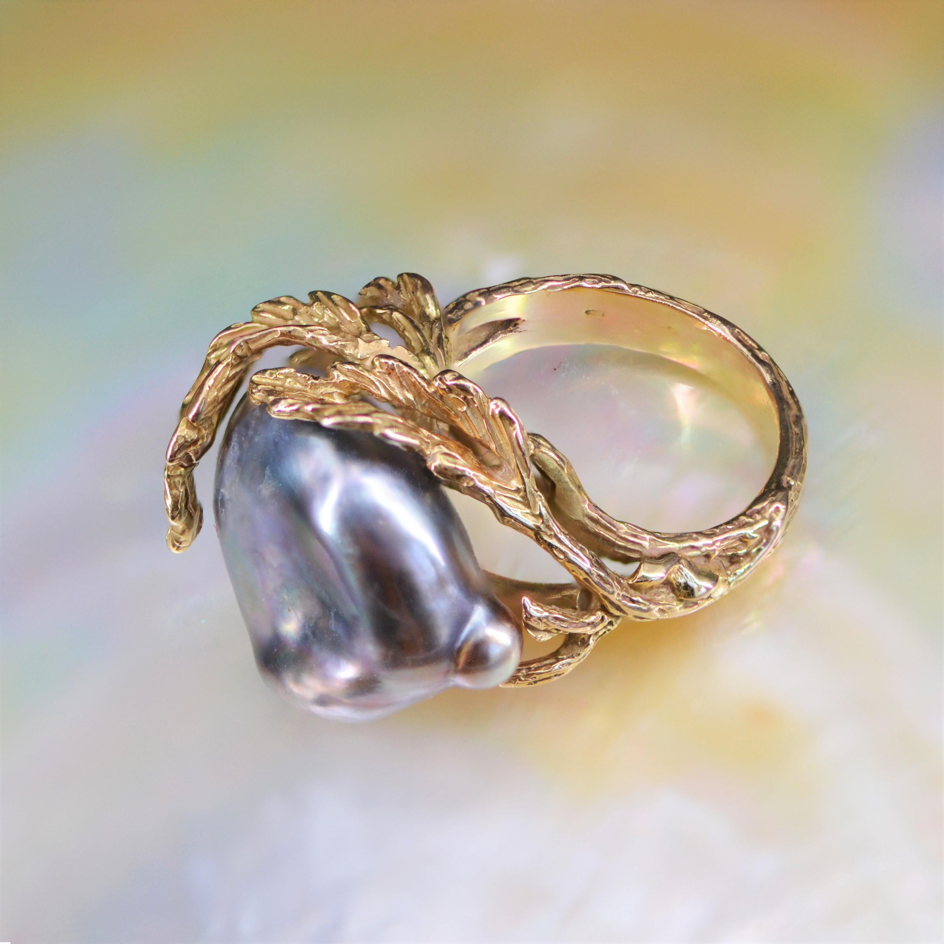 1970s Naturalist Grey Baroque Pearl 18 Karat Yellow Gold Ring 7