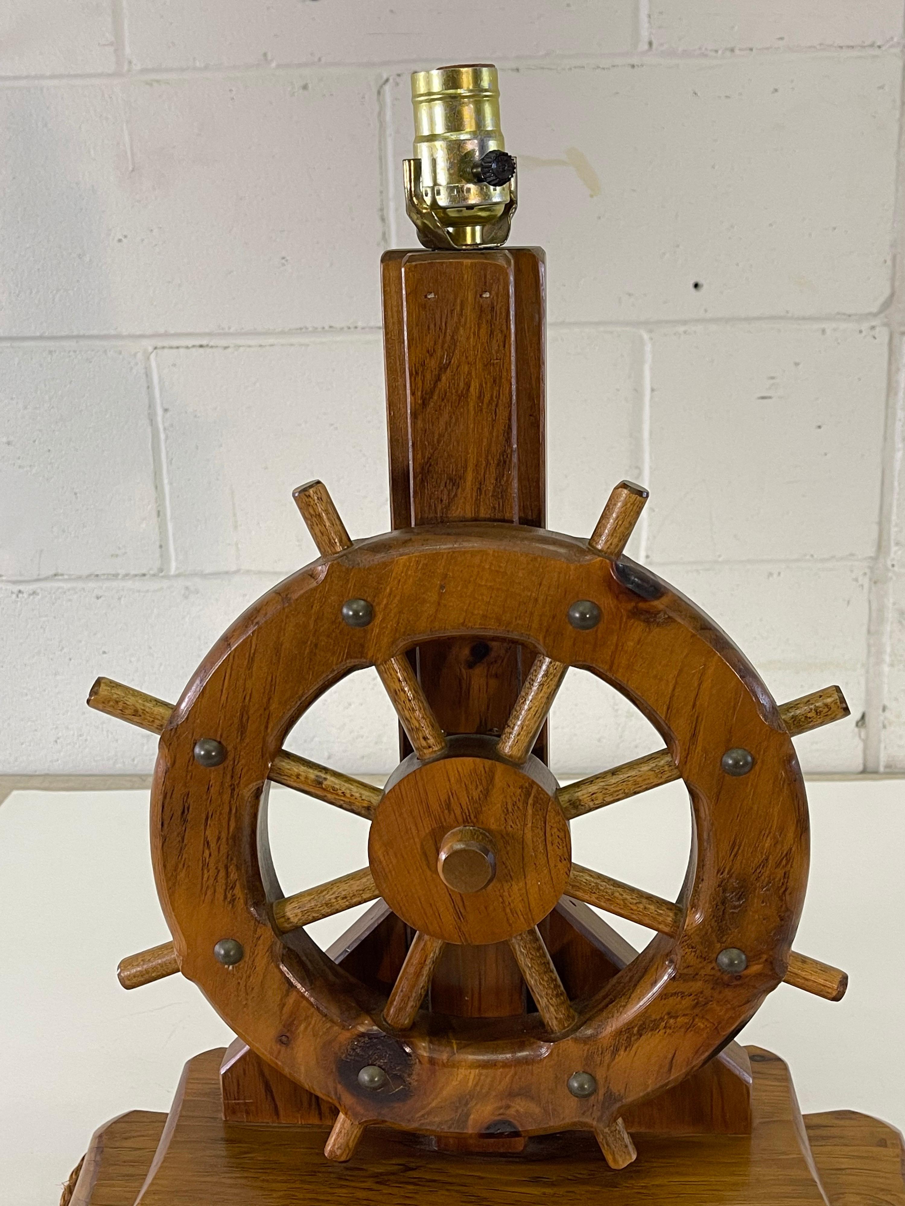 1970s Nautical Ships Wheel Wood Table Lamp In Good Condition For Sale In Amherst, NH