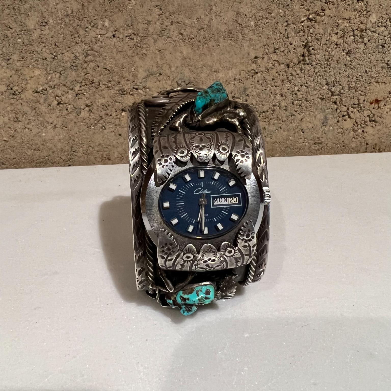 1970er Navajo Silber und Stein dekorative Manschette Armband Watch Band
Maße: 2,38 hoch x 3,38 breit 1,75 tief
Gebrauchter Vintage-Zustand.
Alle Bilder anzeigen.
  