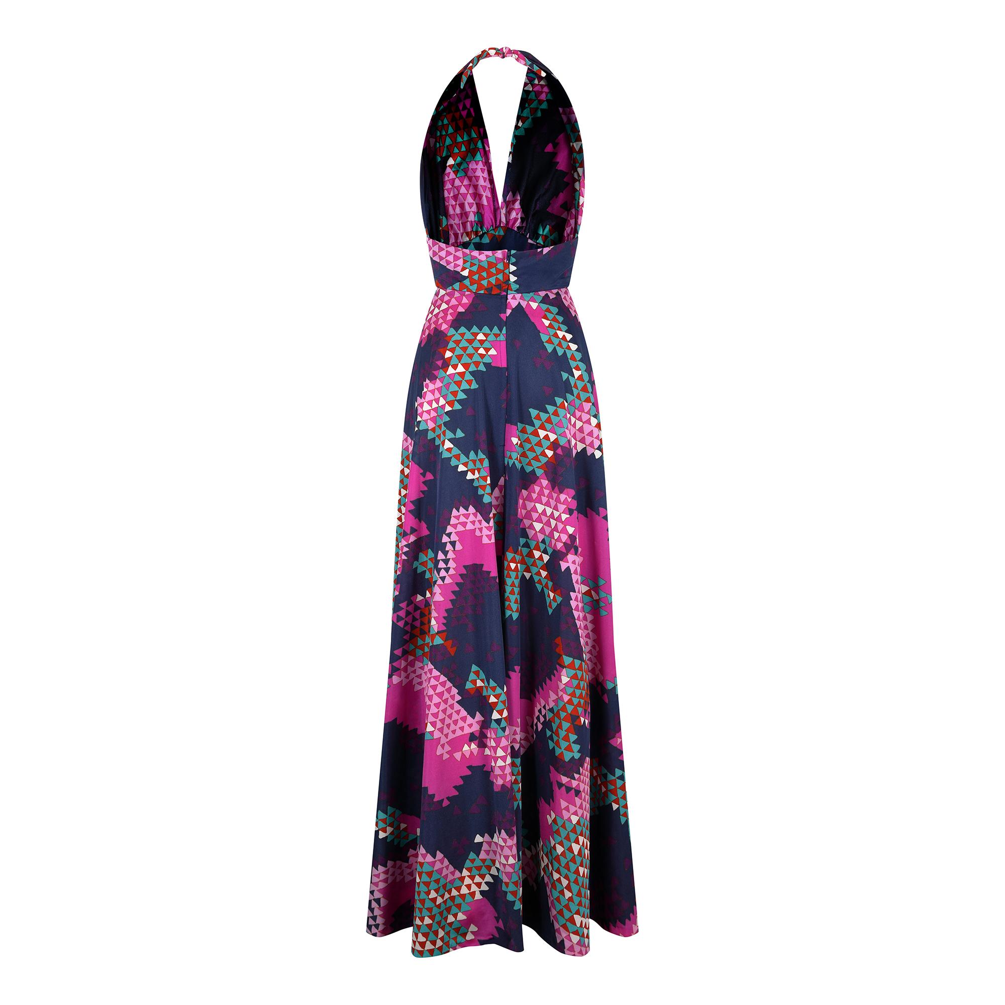 Ein französisches Neckholder-Sonnenkleid aus den 1970er Jahren. Dieses wunderschöne und bodenlange Kleid trägt das Label Para Couture, Modele Depose und Made in Paris, Frankreich. Es besteht aus leichtem Polyjersey mit breitem Bund und gerafftem