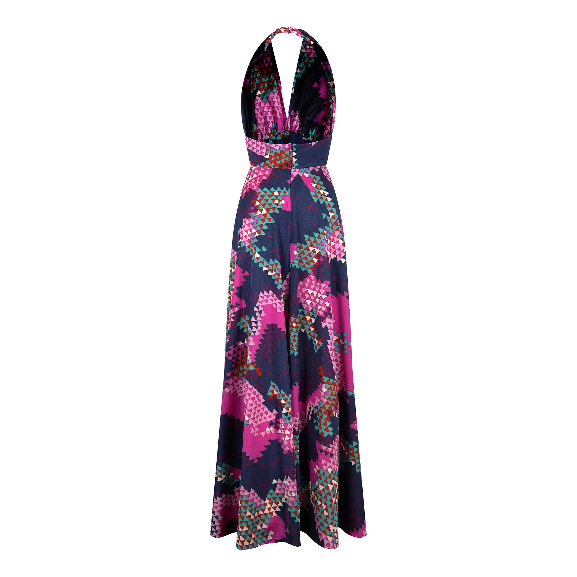 A 1970s French couture halterneck sundress. This beautiful and floor sweeping dress has the label Para Couture, Modele Depose and Made in Paris, France. It is a lightweight poly jersey with a wide waistband and gathered bodice that culminates in a