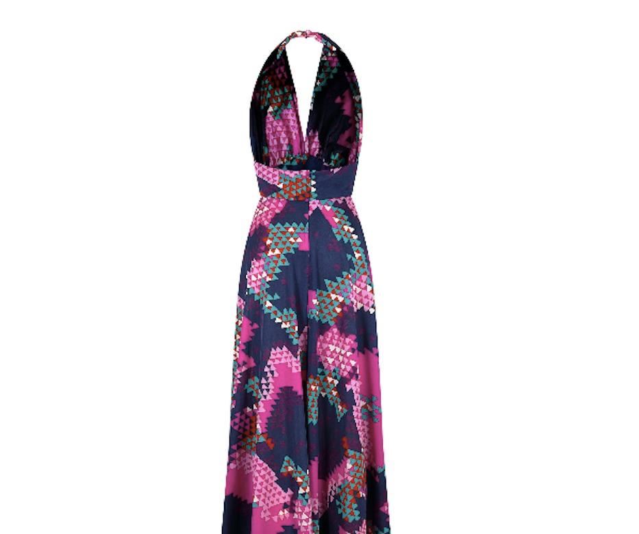 Marineblaues und rosafarbenes Neckholder-Kleid mit geometrischem Druck aus den 1970er Jahren im Angebot 1