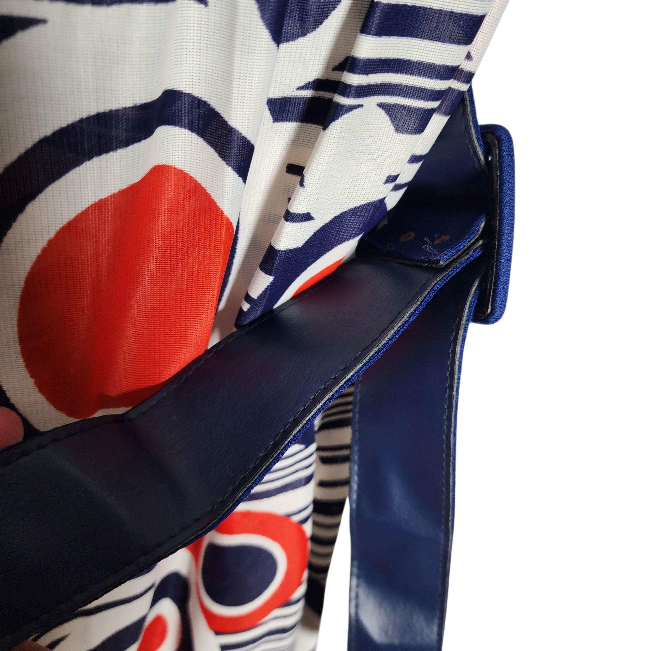1970s Navy Blue and Geometric Print Colorblock Dress with Contrast Collar (Robe à col contrasté en bleu marine et imprimé géométrique) en vente 5
