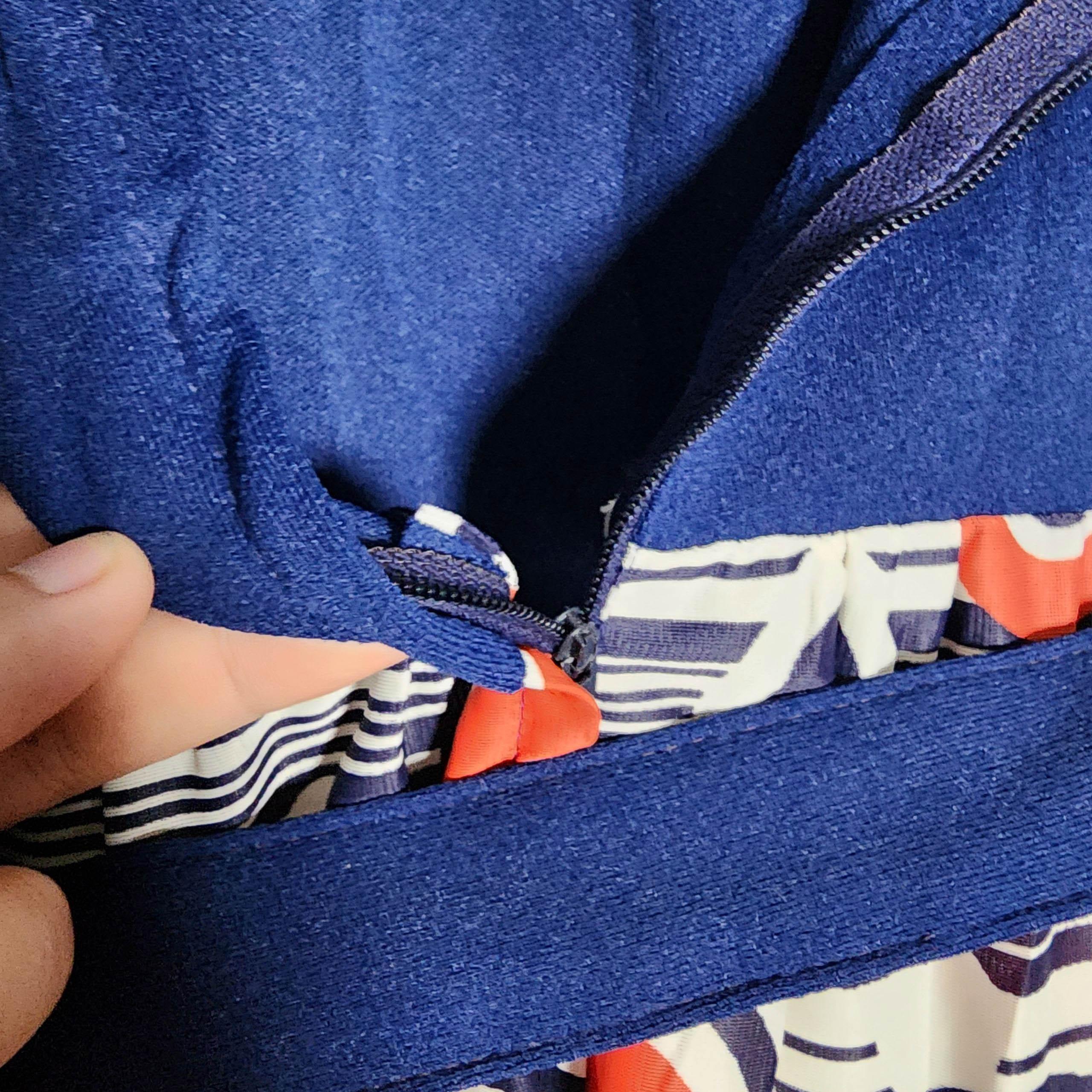 1970s Navy Blue and Geometric Print Colorblock Dress with Contrast Collar (Robe à col contrasté en bleu marine et imprimé géométrique) en vente 3