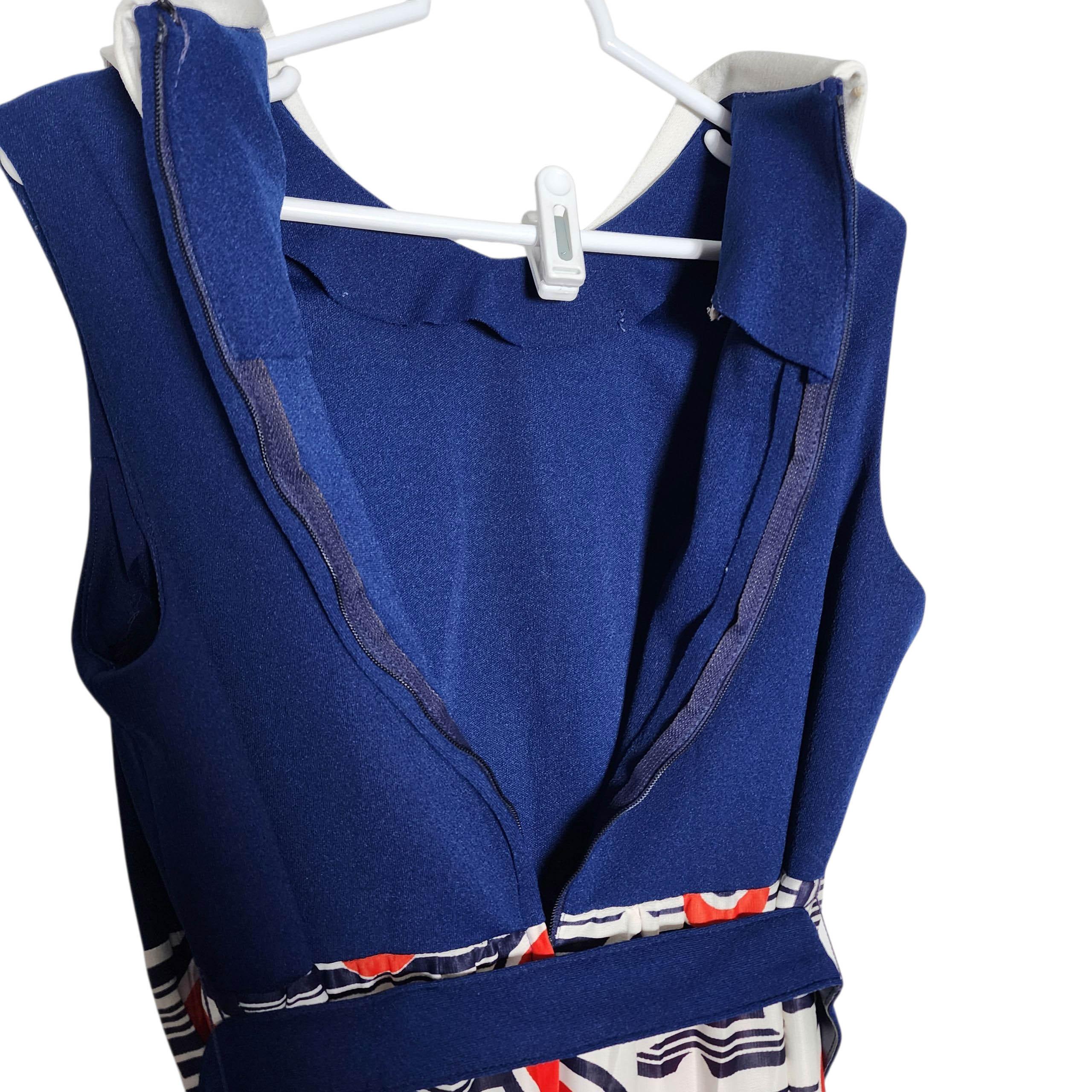 1970s Navy Blue and Geometric Print Colorblock Dress with Contrast Collar (Robe à col contrasté en bleu marine et imprimé géométrique) en vente 4