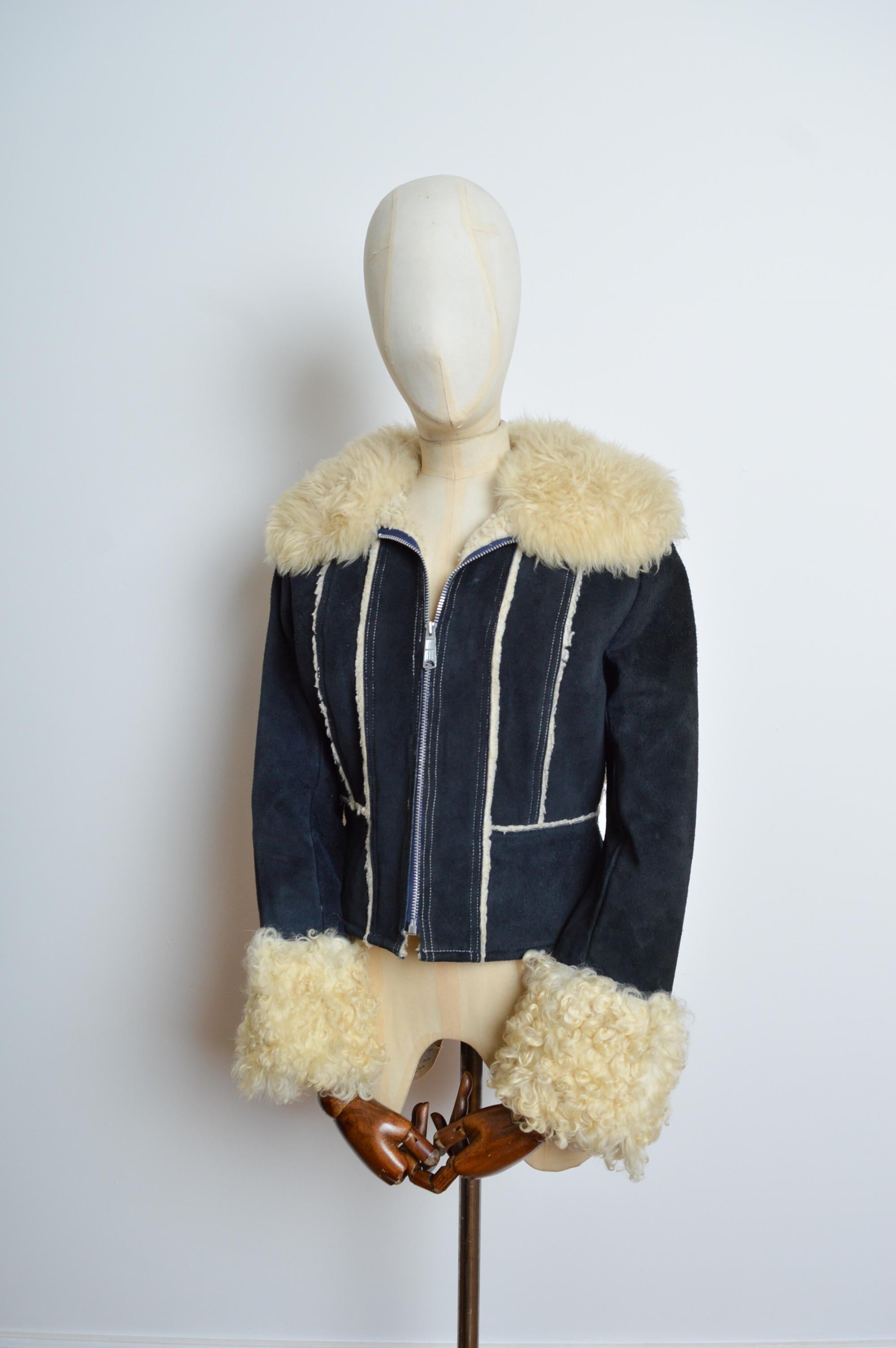 1970’s Navy Blue Suede Penny Lane Curly Sheepskin Coat Jacket
Size; UK 8 / Small-Medium
Measurements are provided in inches (‘’)
Pit to Pit; 18’’
Pit to Cuff; 19’’
Nape to Hem; 21’’
Waist; 29’’
Condition; 7/10.
Material; Suede outer / Sheepskin