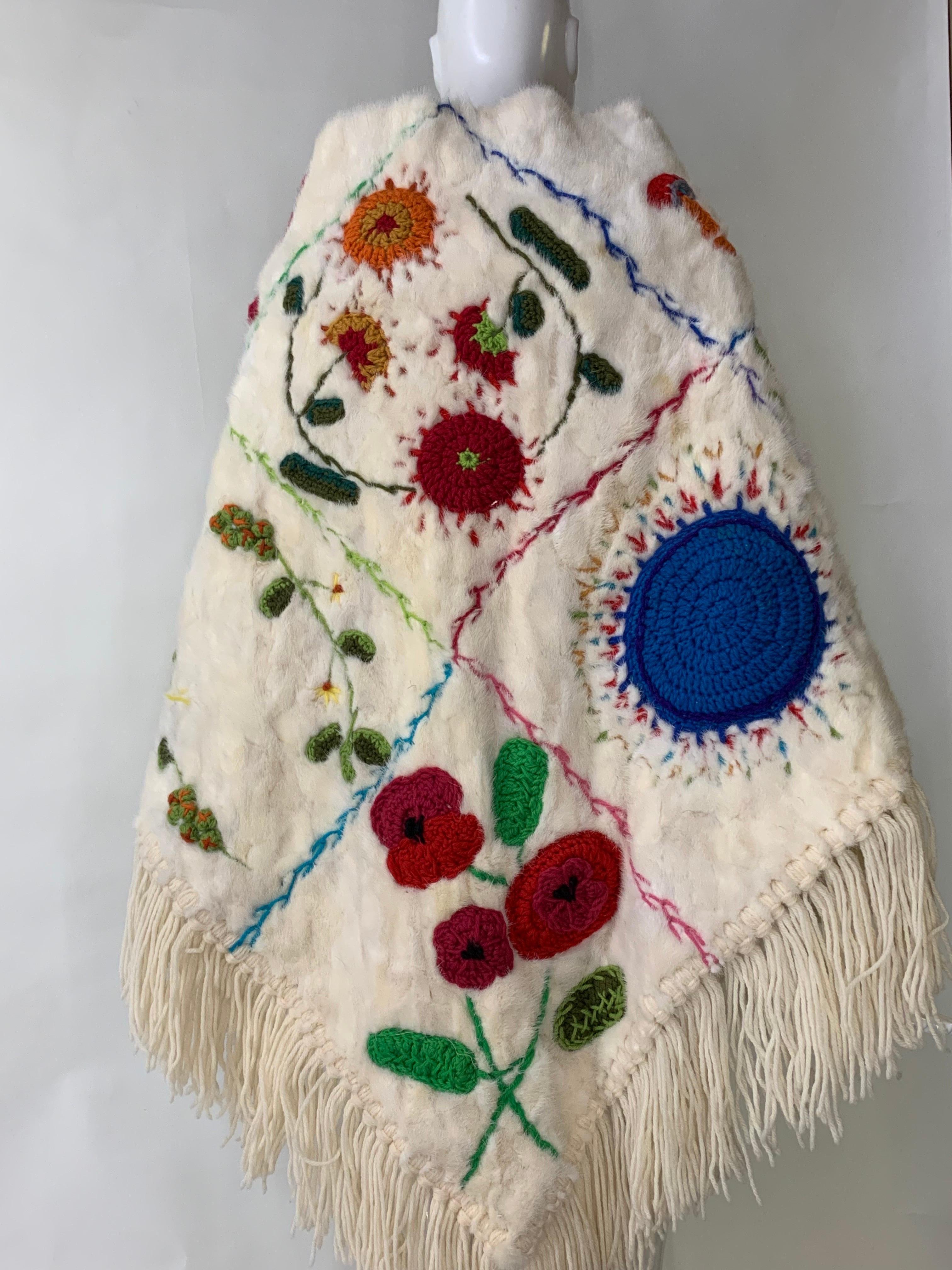 1970 Neiman Marcus Gran chal de visón blanco esquilado con trabajo de hilos de lana de colores en venta 8