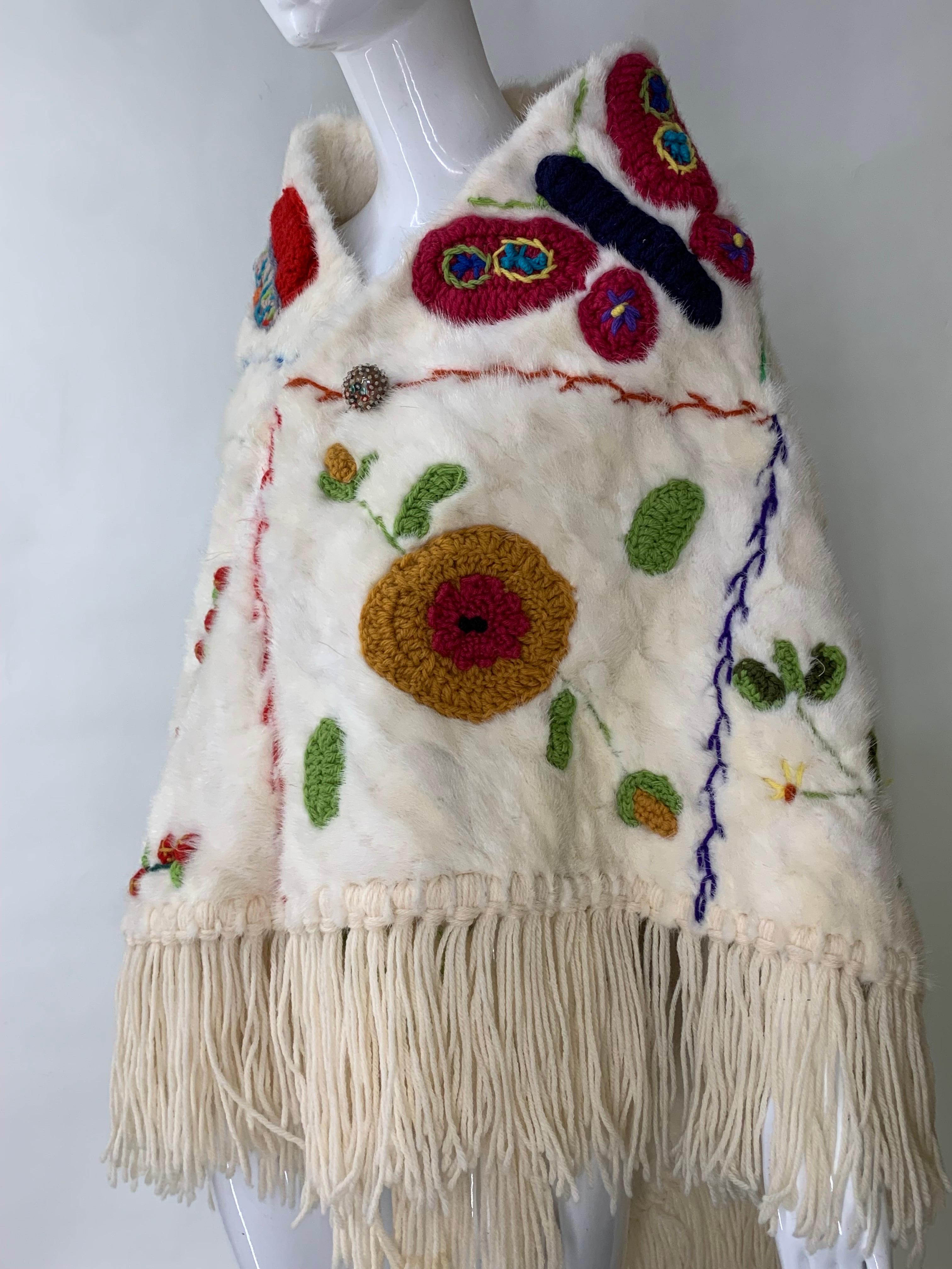 1970 Neiman Marcus Gran chal de visón blanco esquilado con trabajo de hilos de lana de colores Marrón en venta