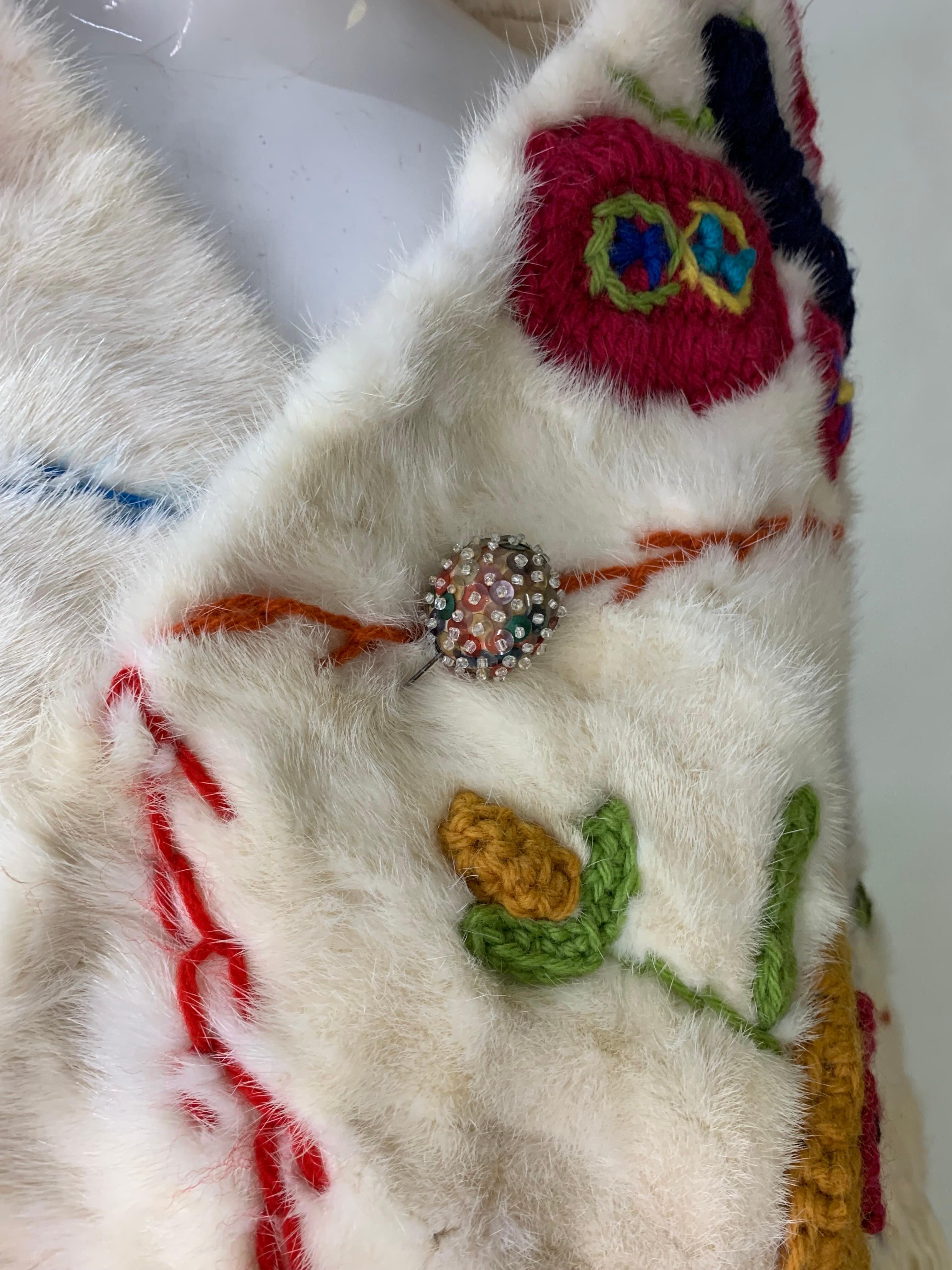 1970 Neiman Marcus Gran chal de visón blanco esquilado con trabajo de hilos de lana de colores en venta 3
