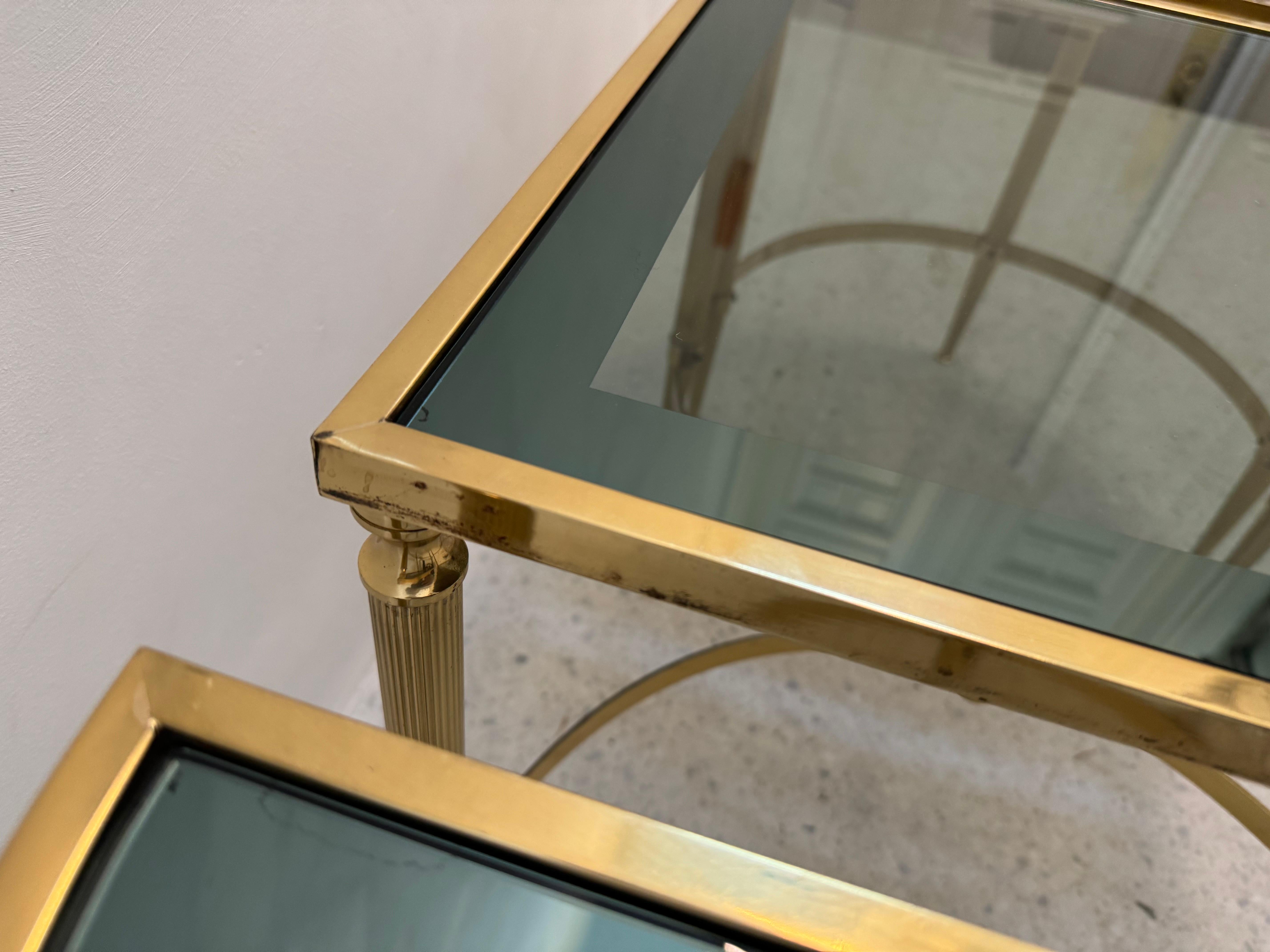 Ensemble de tables modulaires néoclassiques en laiton et verre fumé, France, années 1970 en vente 5