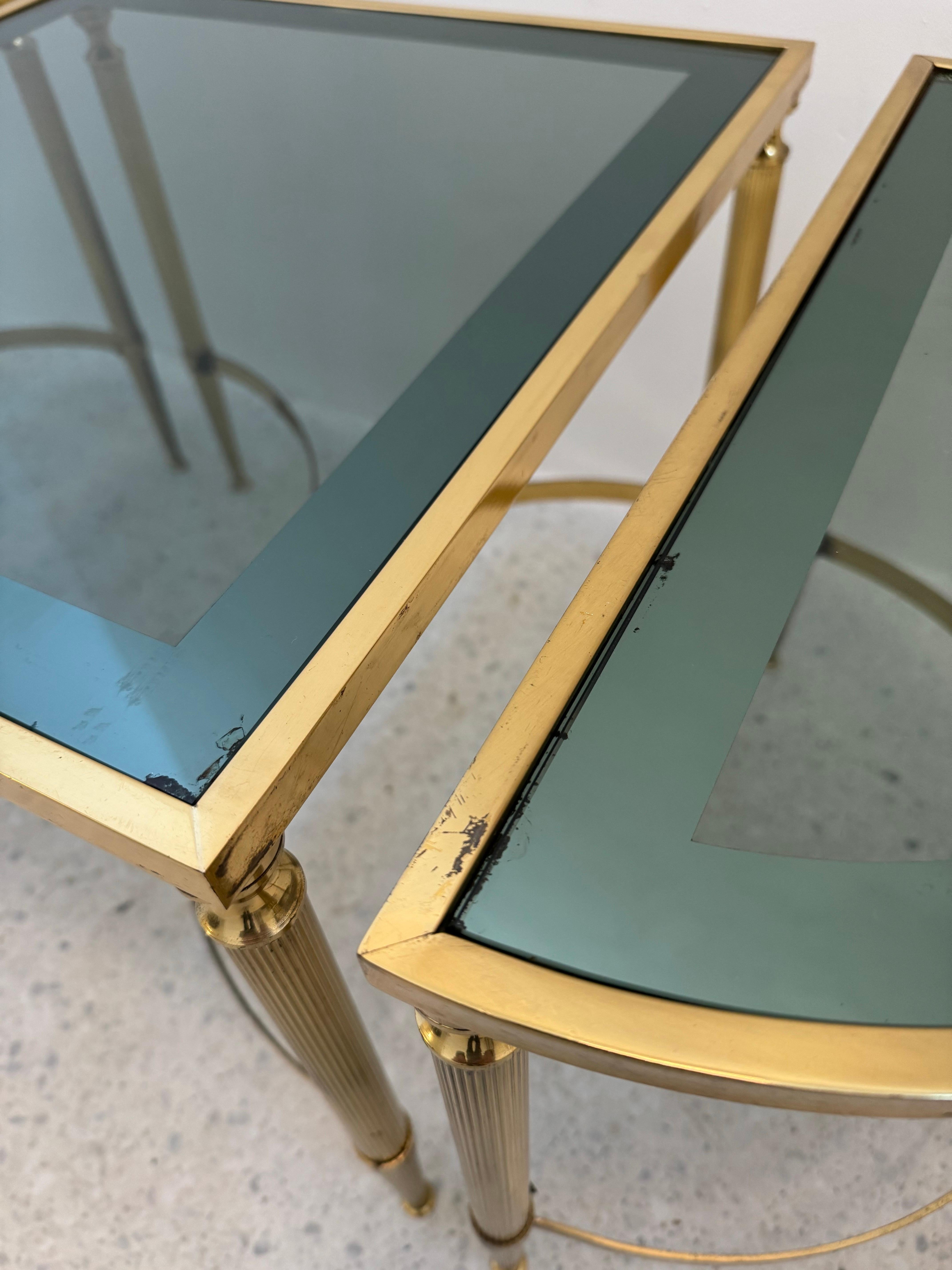 Ensemble de tables modulaires néoclassiques en laiton et verre fumé, France, années 1970 en vente 6