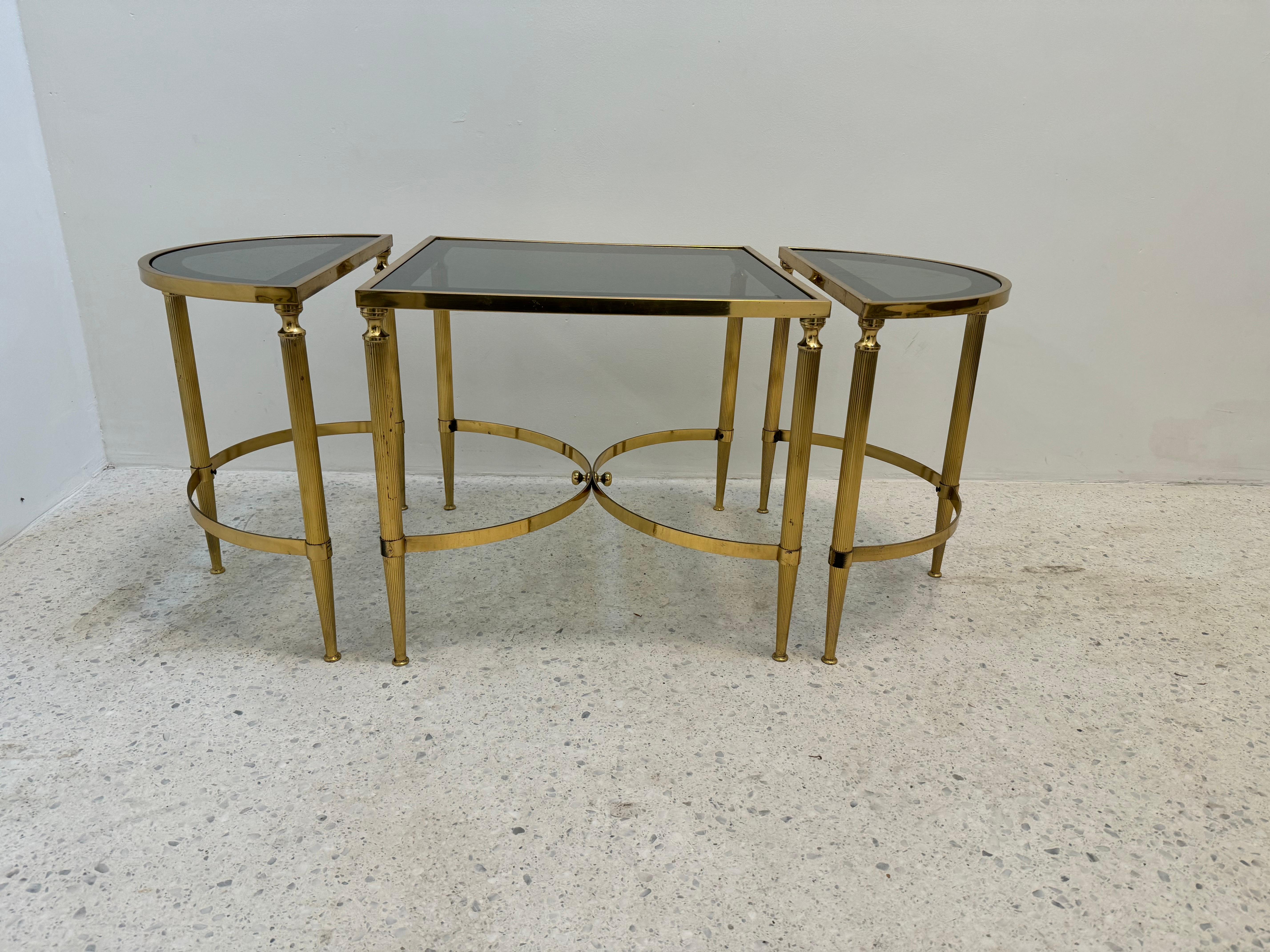 Ensemble de tables modulaires néoclassiques en laiton et verre fumé, France, années 1970 en vente 7
