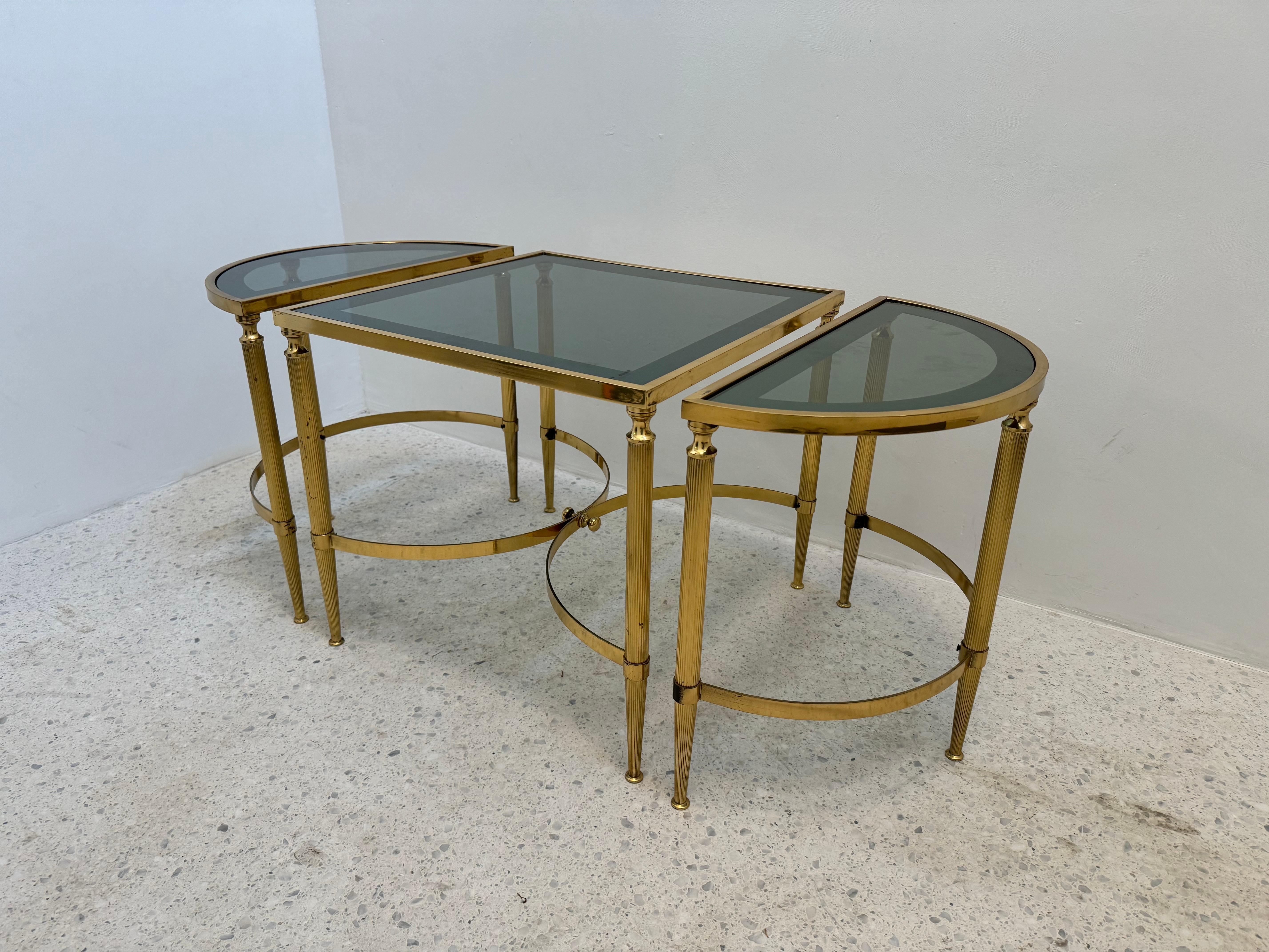 Ensemble de tables modulaires néoclassiques en laiton et verre fumé, France, années 1970 en vente 8