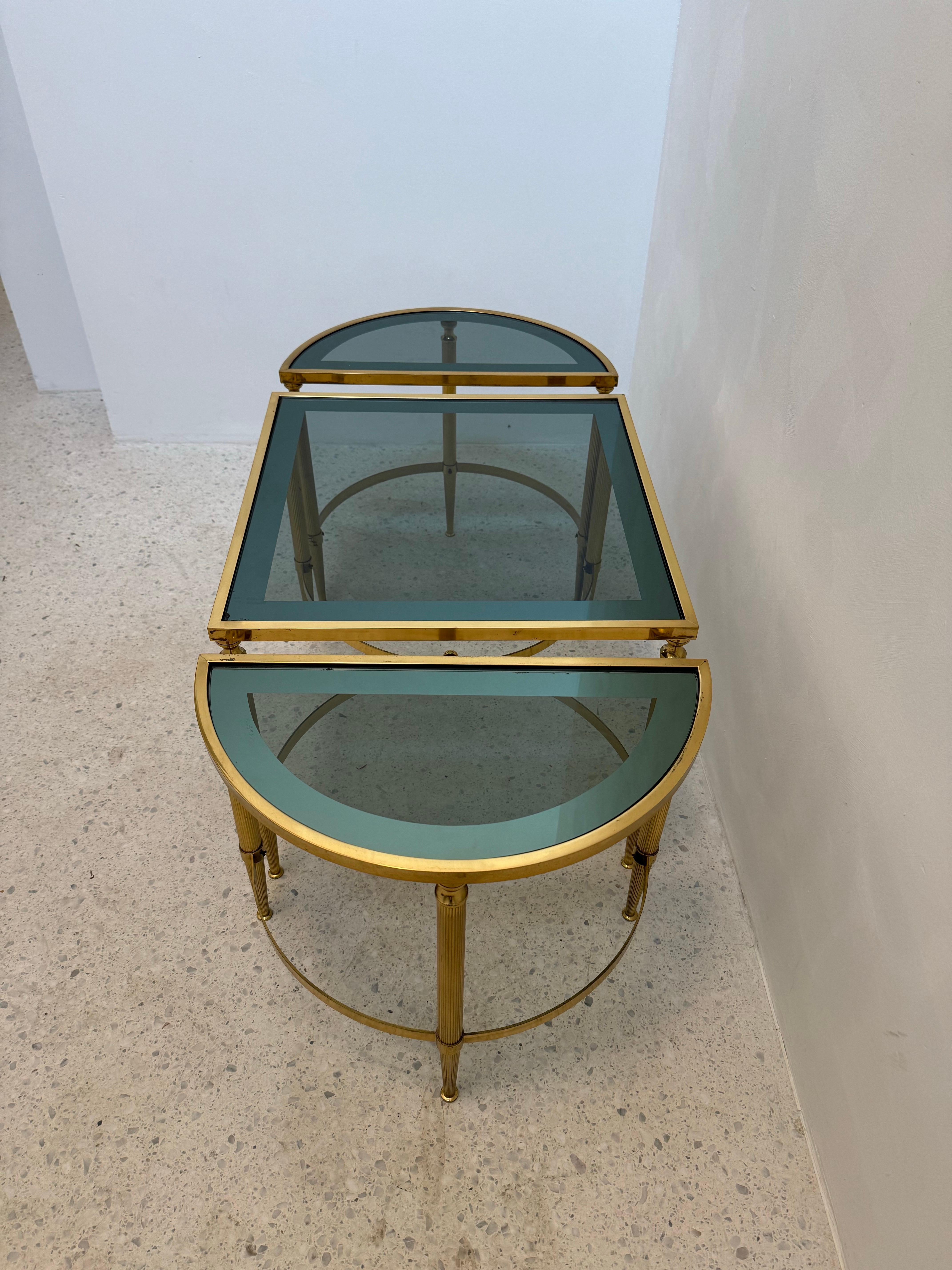 Fin du 20e siècle Ensemble de tables modulaires néoclassiques en laiton et verre fumé, France, années 1970 en vente