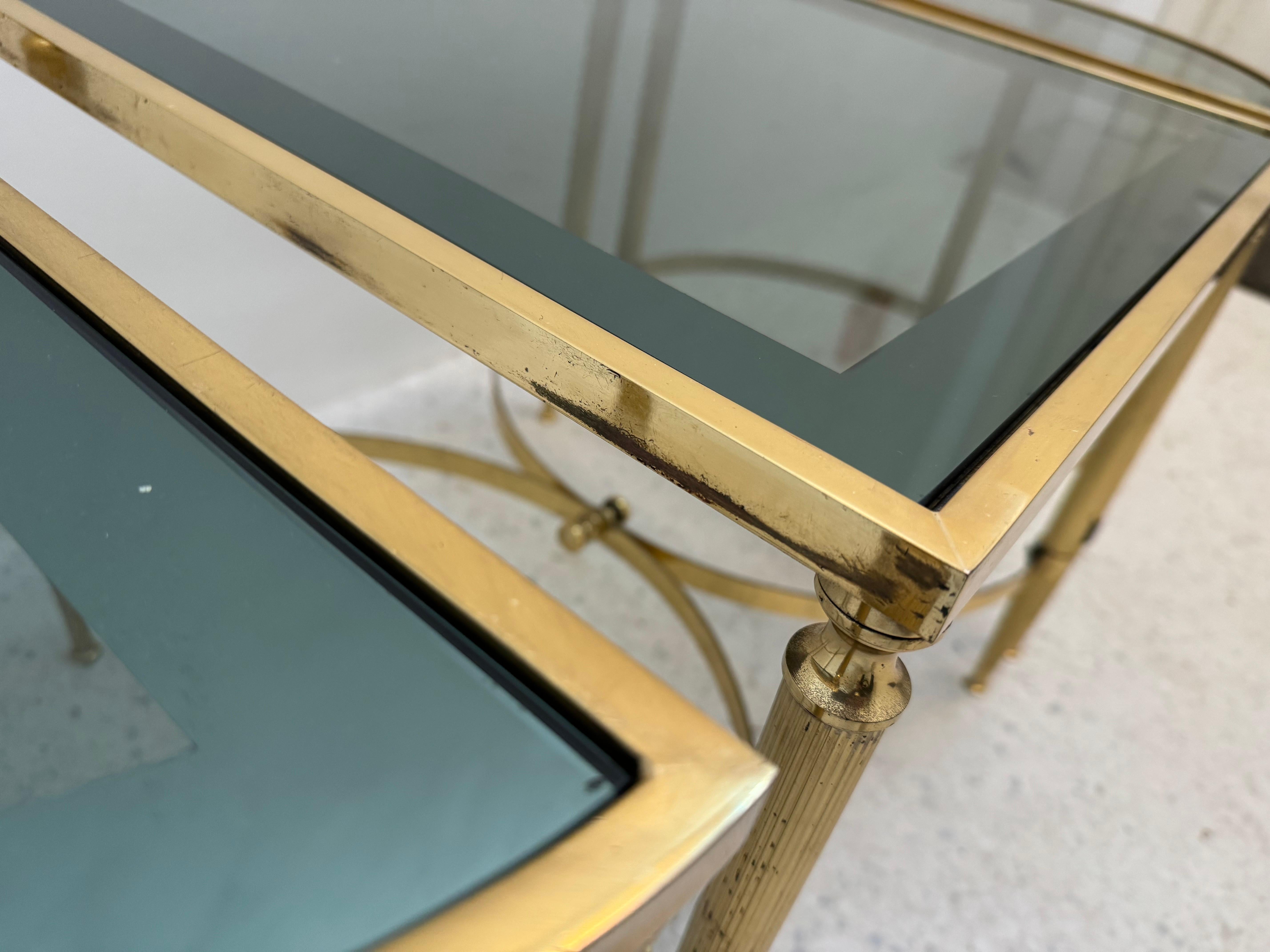 Ensemble de tables modulaires néoclassiques en laiton et verre fumé, France, années 1970 en vente 1