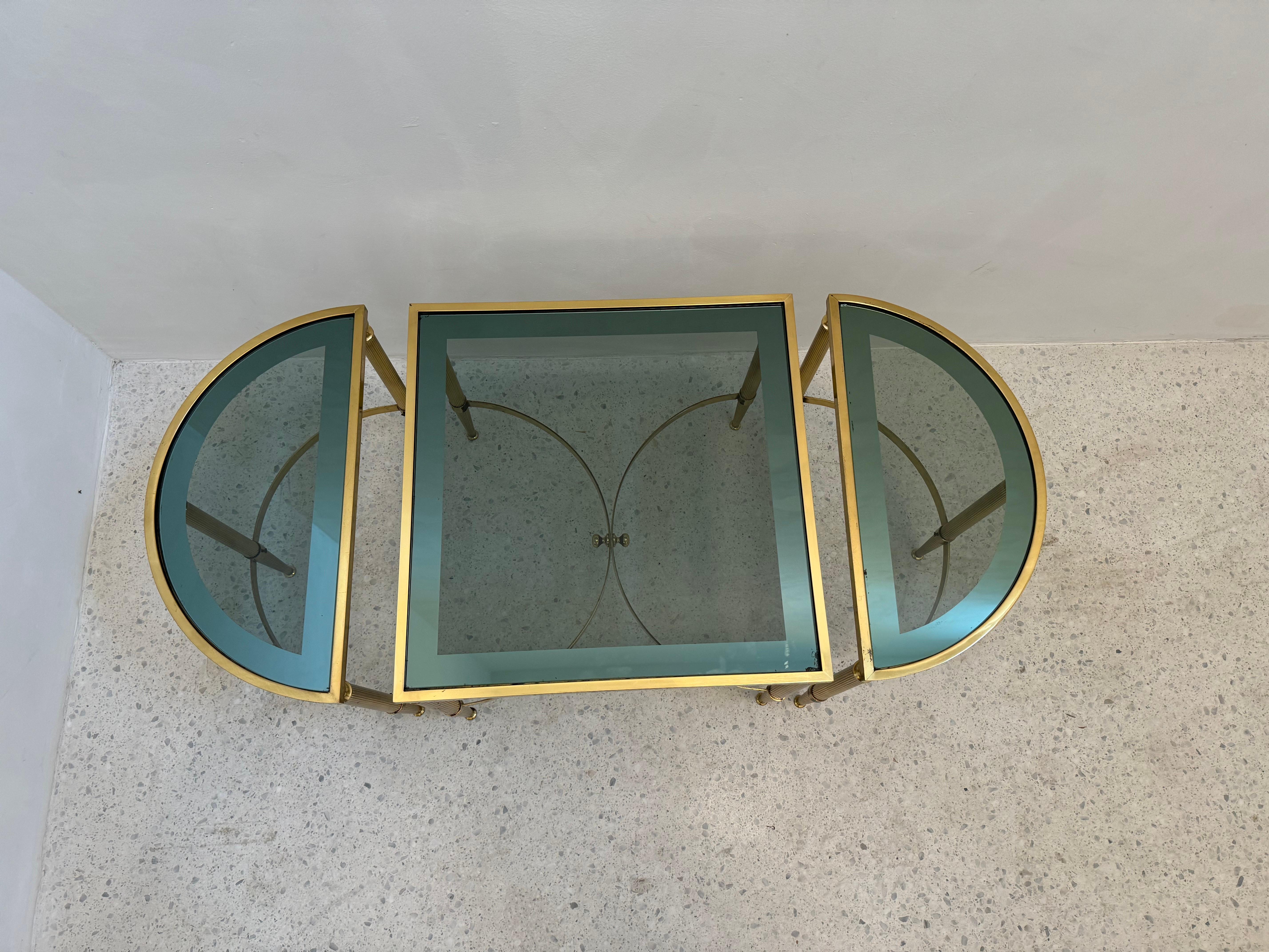 Ensemble de tables modulaires néoclassiques en laiton et verre fumé, France, années 1970 en vente 2