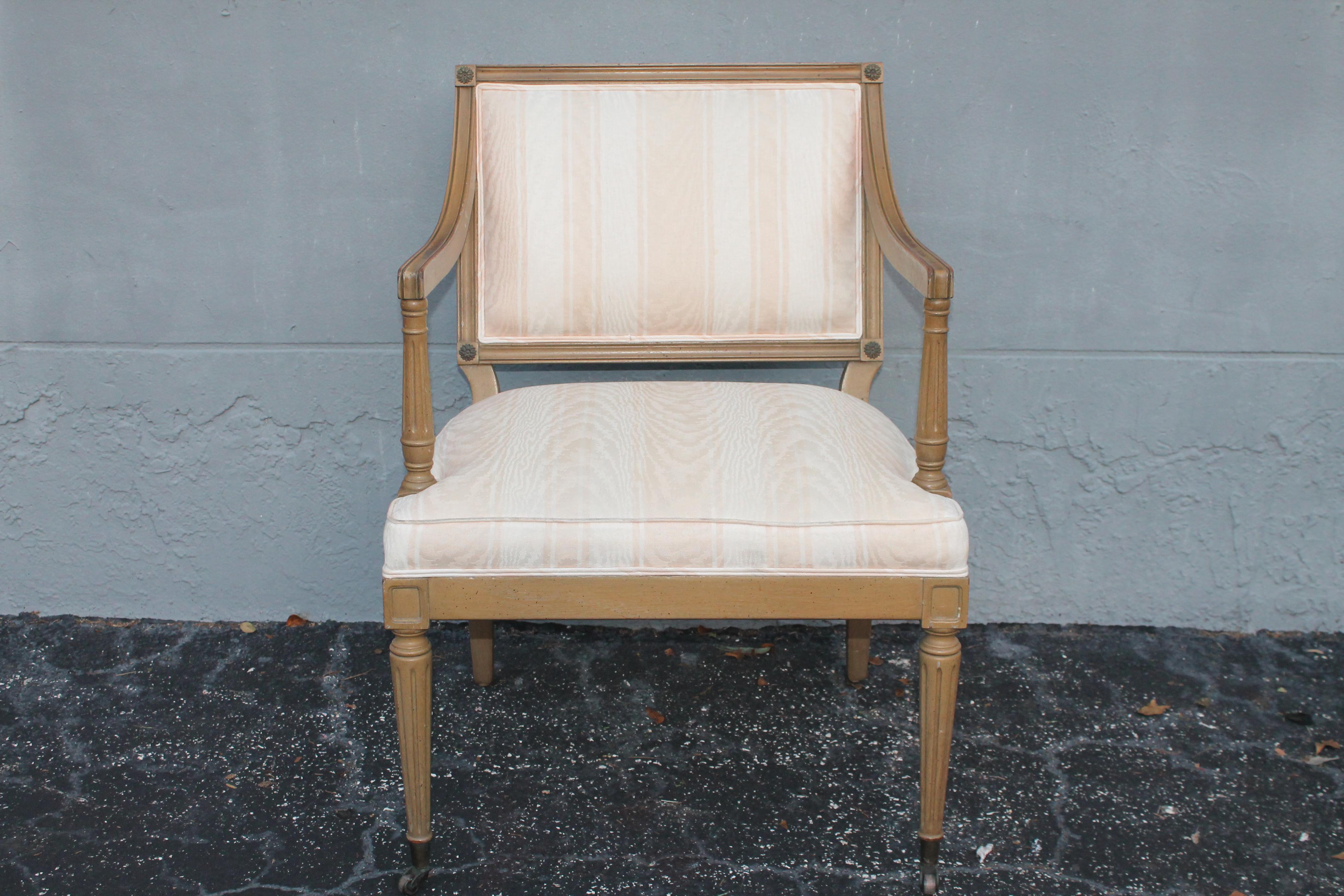 Chaise à bras de très haute qualité par John Widdicomb. Les pieds avant sont munis de roues en laiton. Textile ondulé. Tissu rayé pêche clair. Chaise de belle qualité.