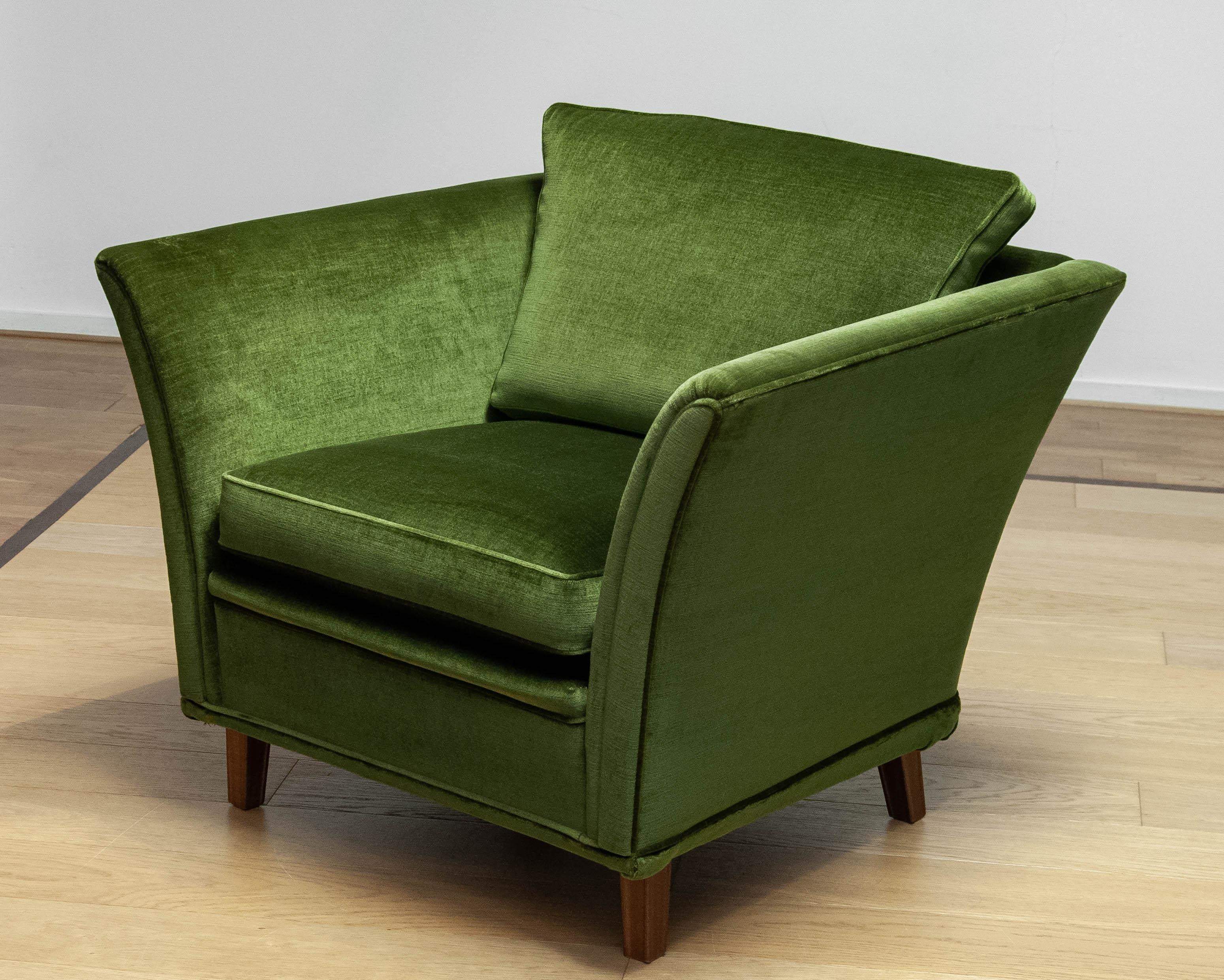 1970s Neoclassical Swedish Club Chairs Upholstered With Green Velvet Fabric In Good Condition For Sale In Silvolde, Gelderland