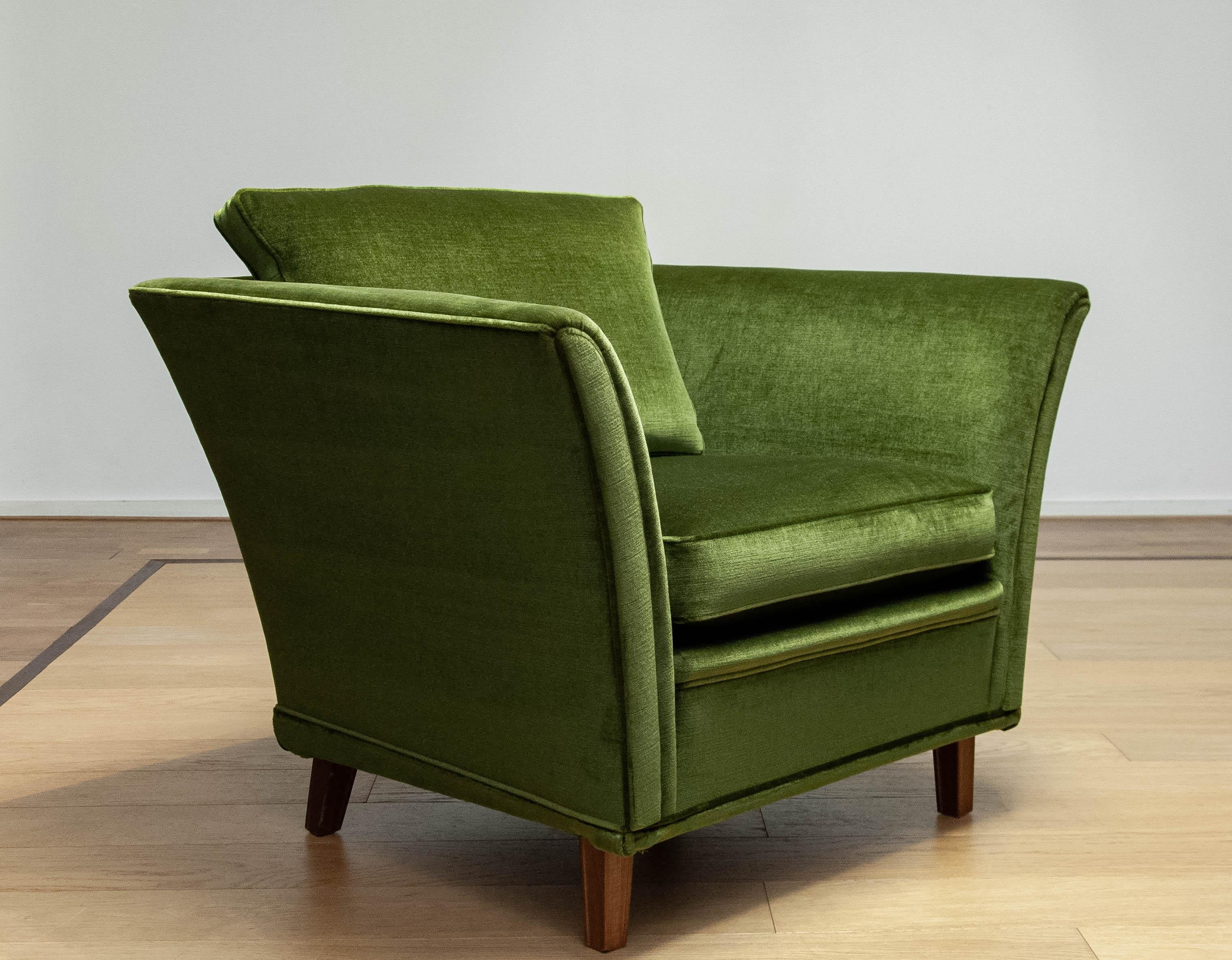 1970s Neoclassical Swedish Club Chairs Upholstered With Green Velvet Fabric For Sale 2