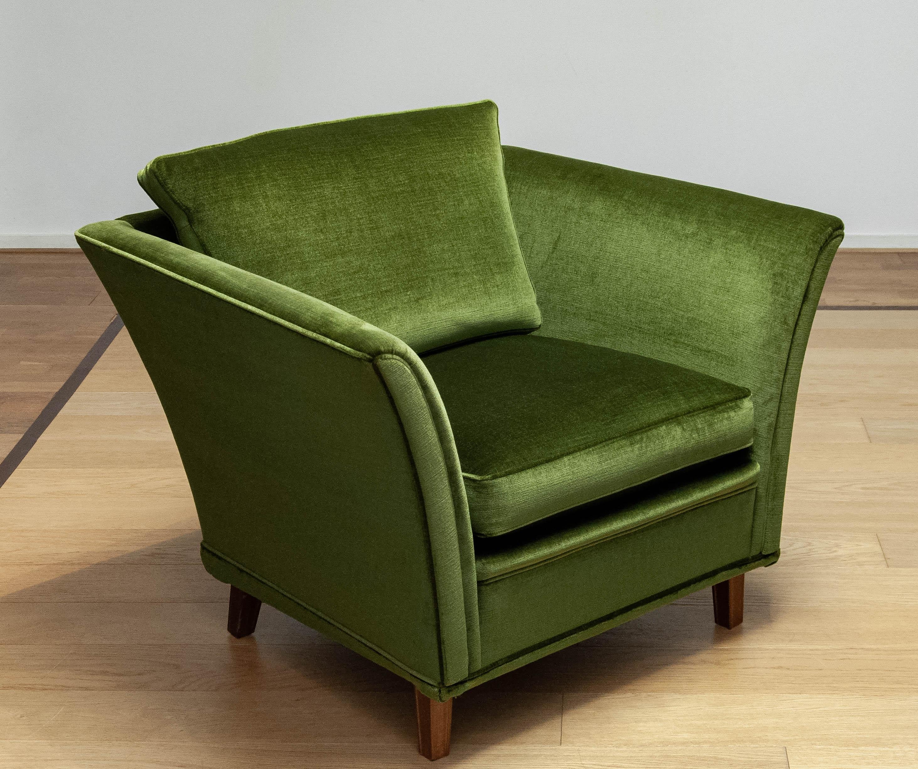 1970s Neoclassical Swedish Club Chairs Upholstered With Green Velvet Fabric For Sale 3