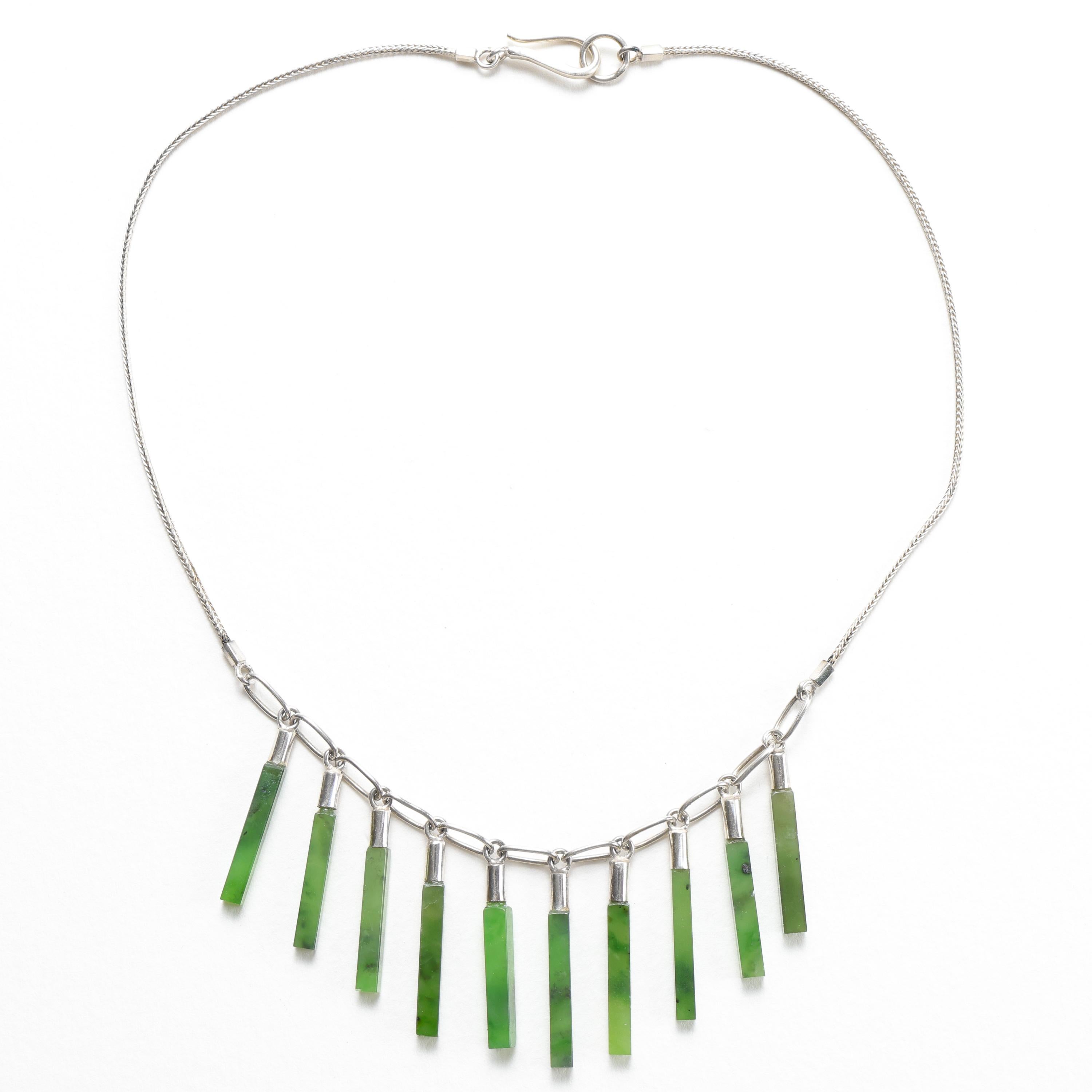 Schlanke Stäbe aus feiner smaragdgrüner Nephrit-Jade hängen an ihren individuellen Silberfassungen und können sich frei bewegen. Diese 16-Zoll-Fransen-Halskette stammt aus den 1970er Jahren und könnte als modernistisch bezeichnet werden, aber
