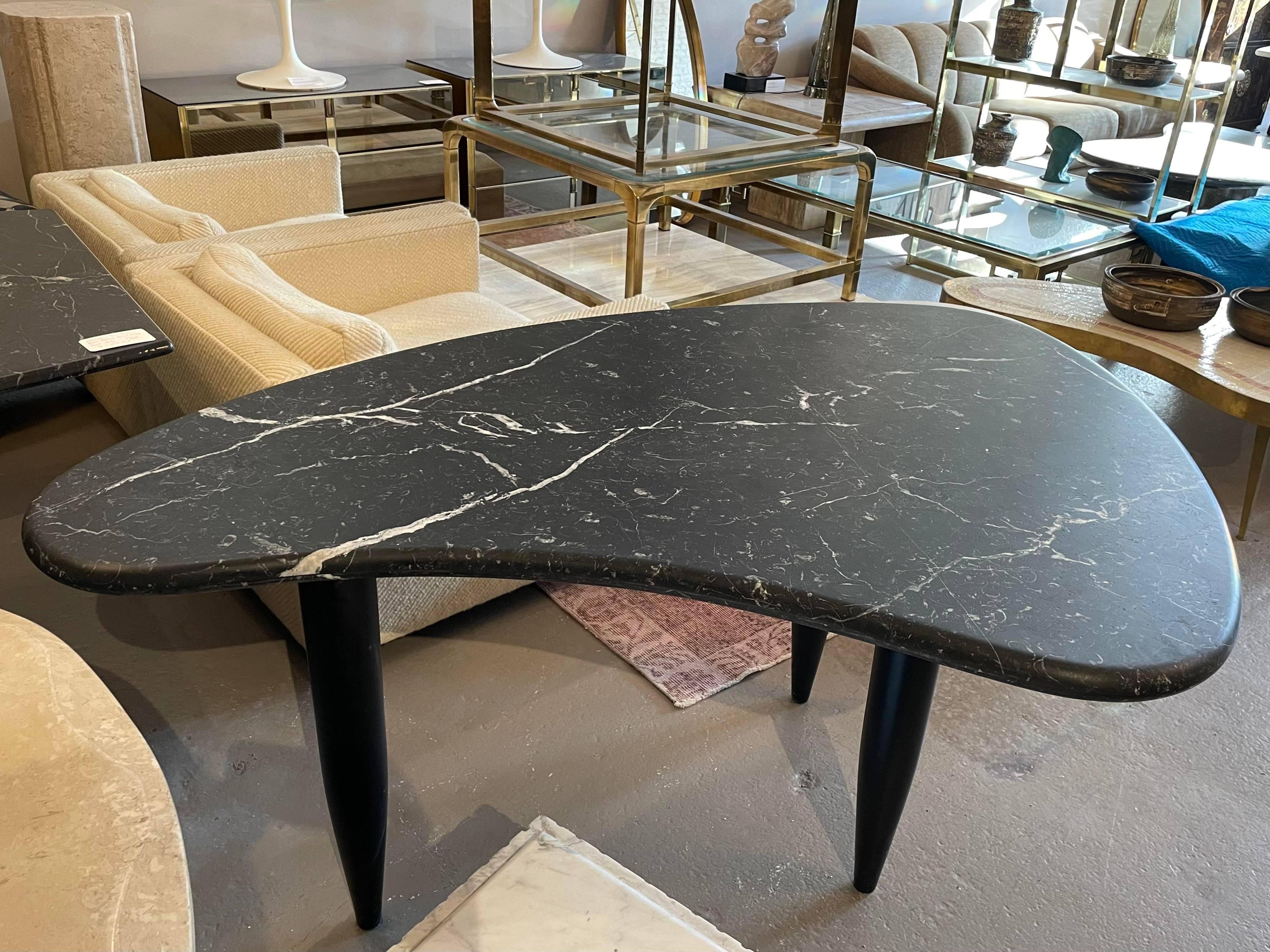 1970s Nero Marquina Biomorphic Dining Table In Good Condition In Chicago, IL