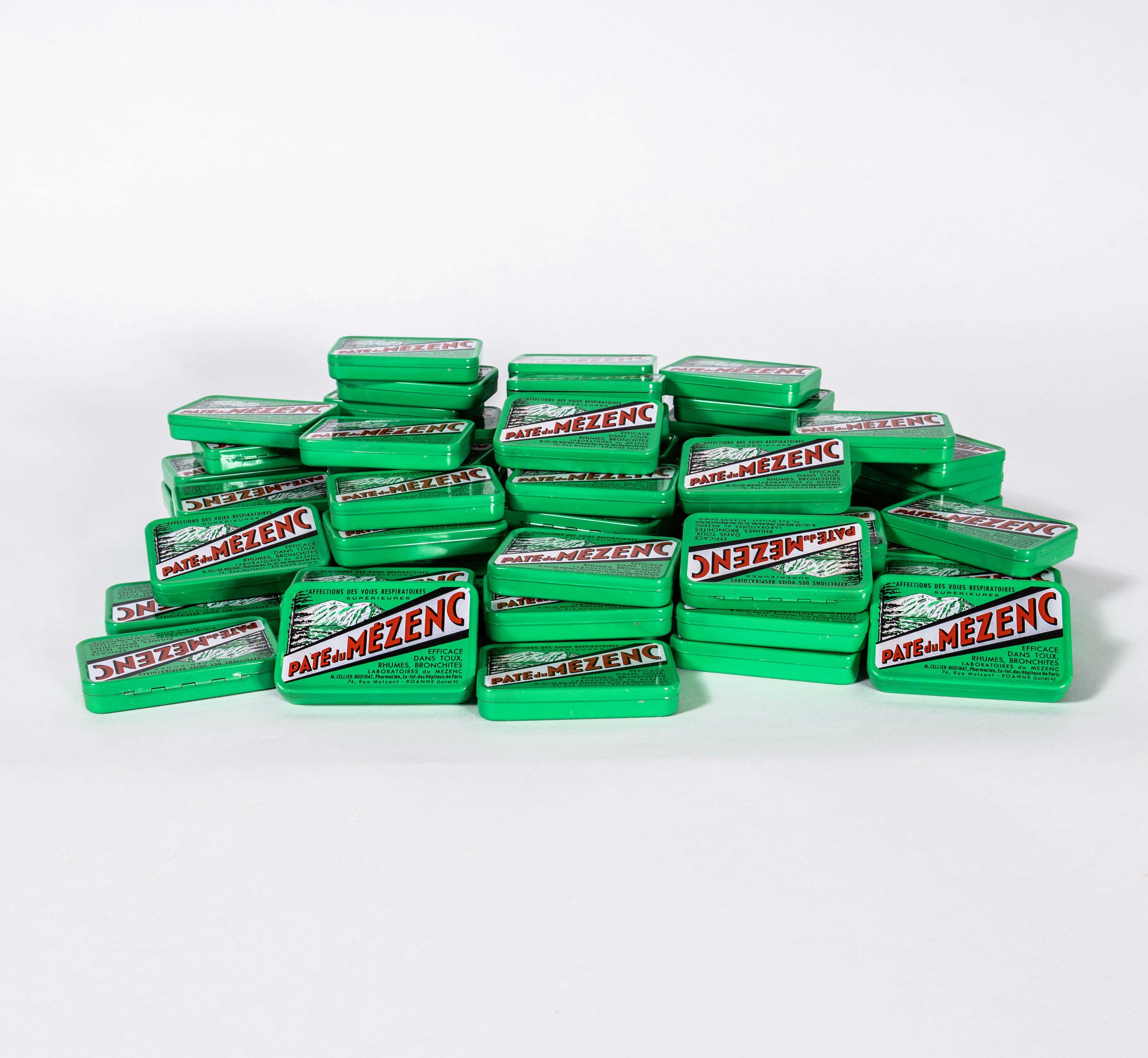 Lata de Farmacia de 1970 - Pate Du Mezenc - Gran Cantidad Disponible. 

Compramos estas latas en una fábrica de hojalata del sureste de Francia. Nuevo y nunca usado. Gráficos brillantes, los utilizamos en múltiples para hacer imágenes gráficas o