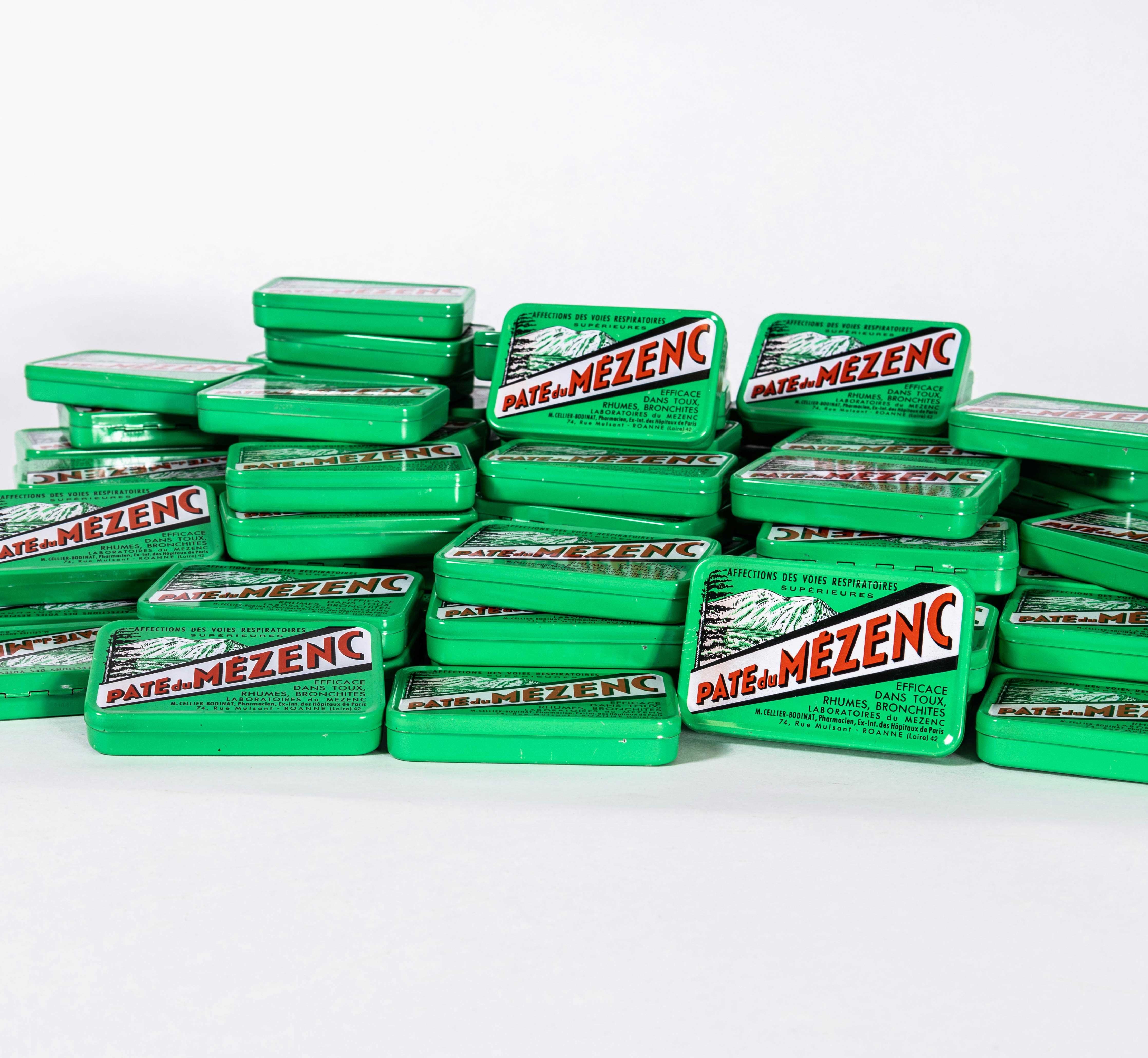 1970's New Old Stock Pharmacy Tins - Pate Du Mezenc - Gran Cantidad Disponible finales del siglo XX en venta