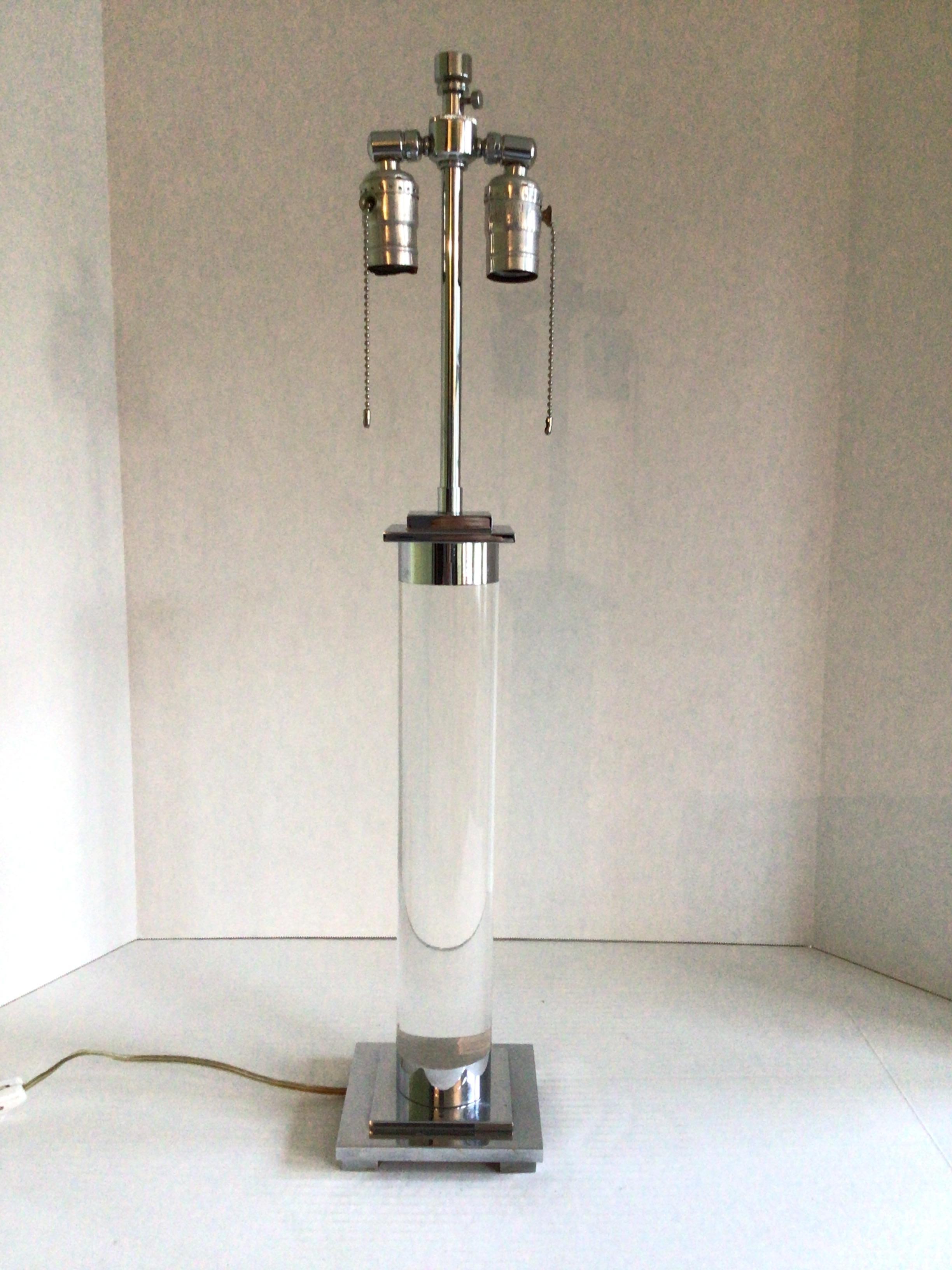 Lámpara de mesa Nickeland Lucite de los años 70
Muy bien hecho. Buena calidad
Lucita maciza
Altura hasta la parte superior del remate: 26.5