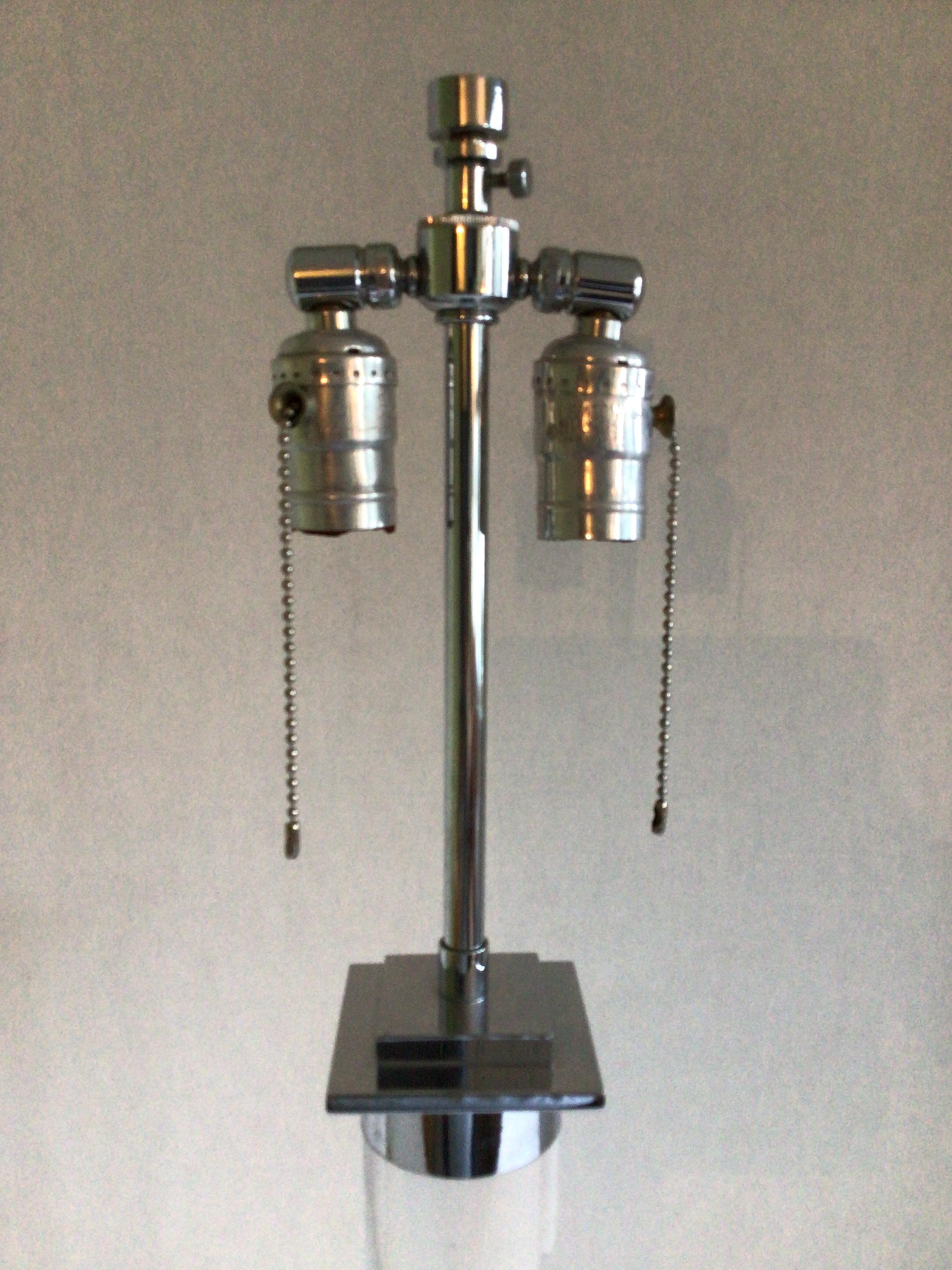 Lámpara de mesa de níquel y lucita de los años 70 en Bueno estado para la venta en Tarrytown, NY