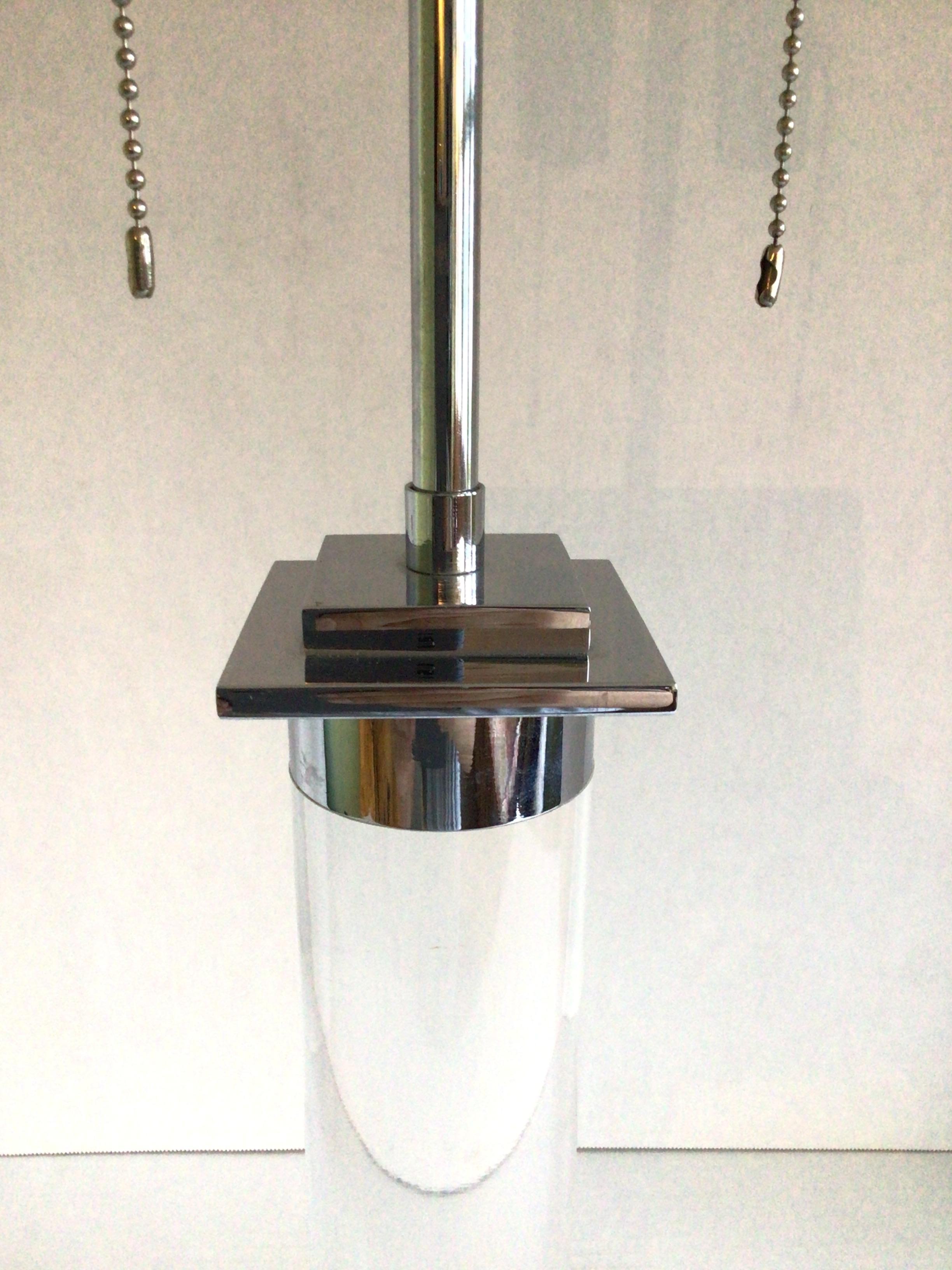 Lámpara de mesa de níquel y lucita de los años 70 finales del siglo XX en venta