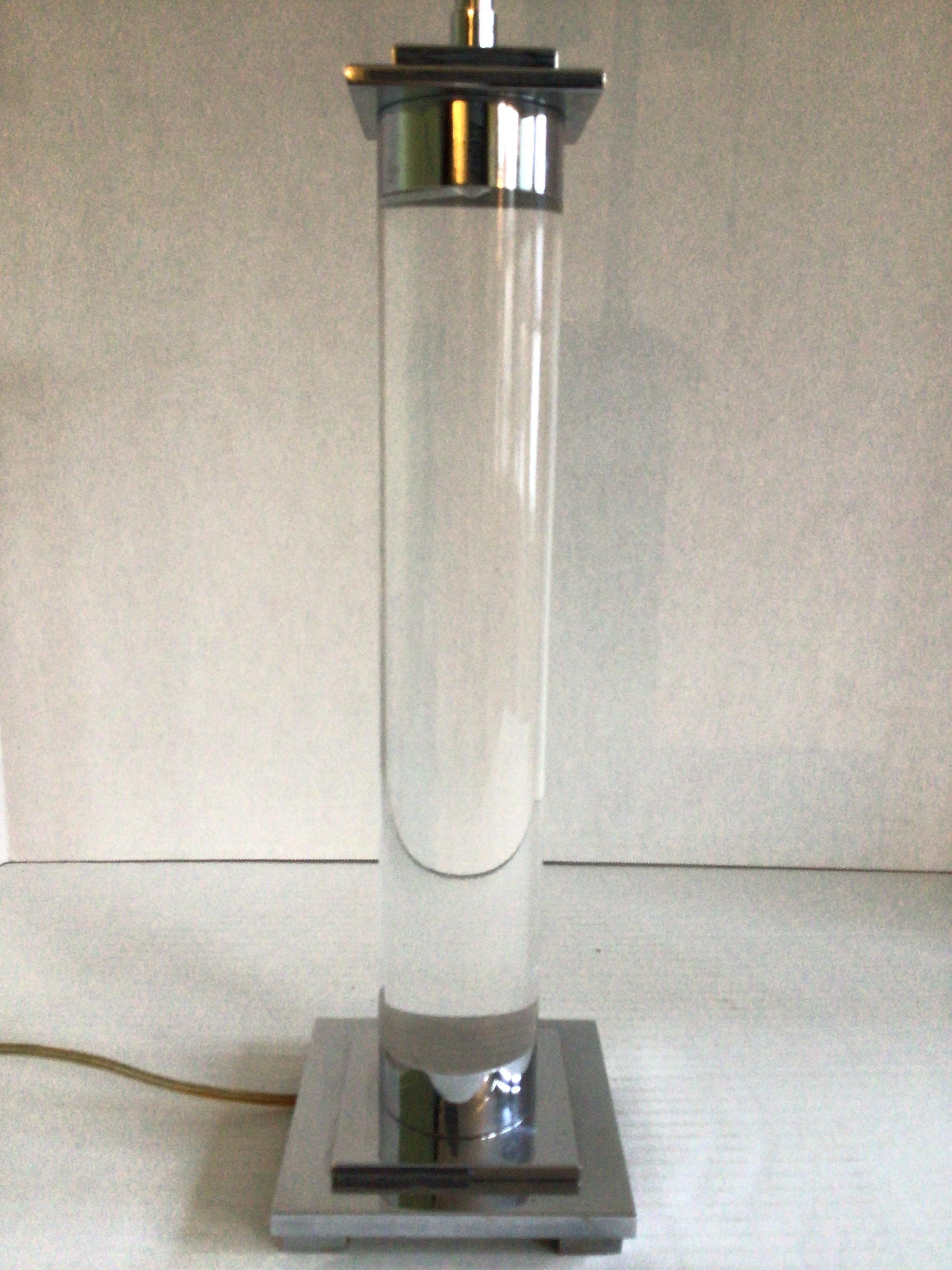 Lámpara de mesa de níquel y lucita de los años 70 Cromo en venta