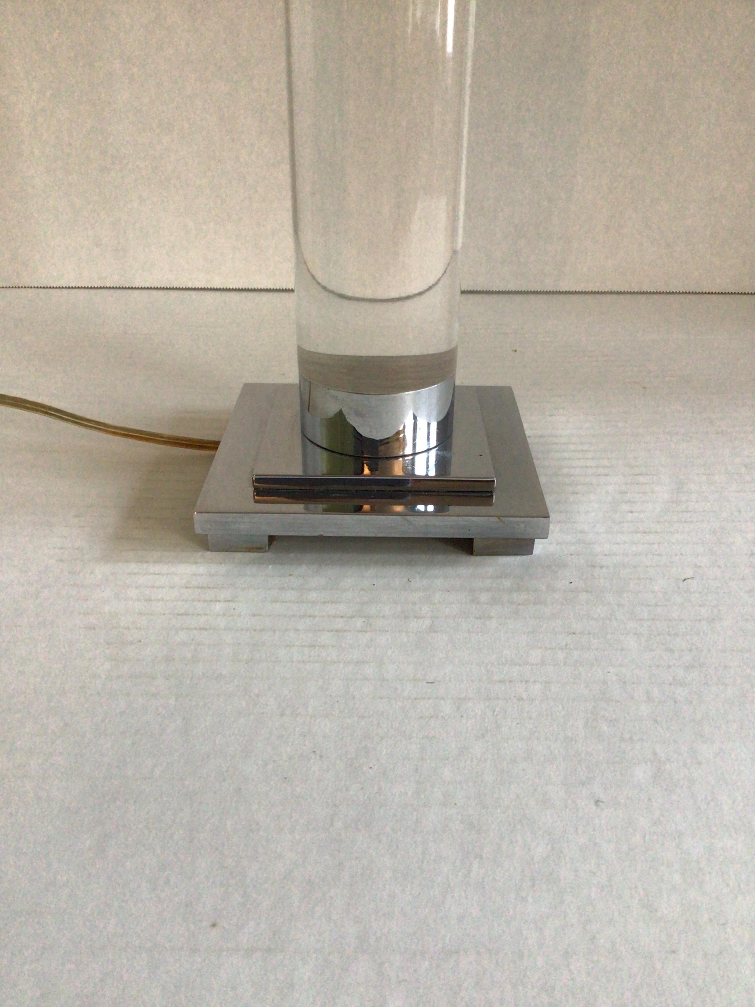 Lámpara de mesa de níquel y lucita de los años 70 en venta 1