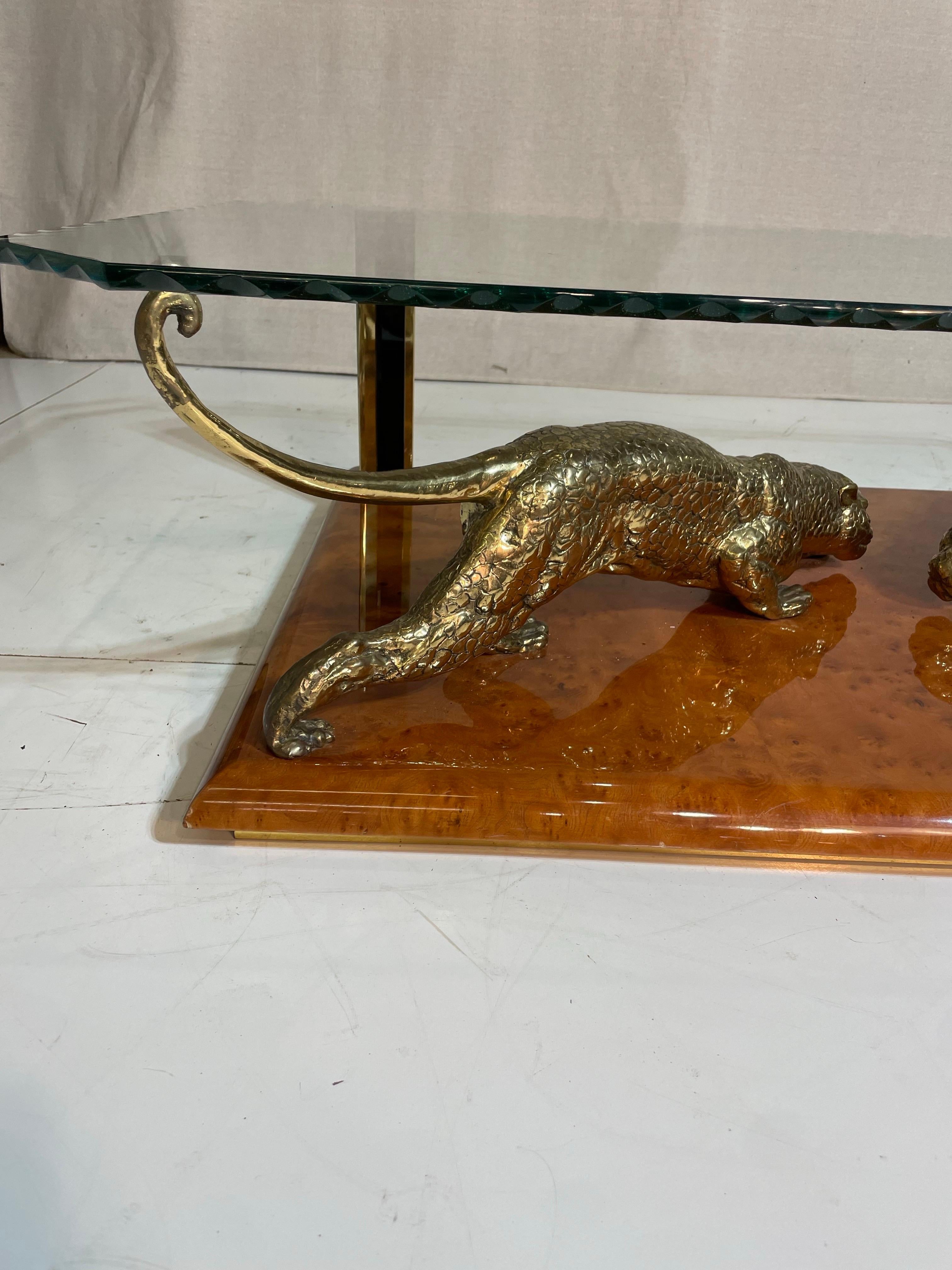 Fin du 20e siècle Table basse italienne Nicola Voci des années 1970 avec paire d' Jaguars en bronze en vente