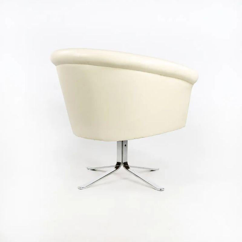 Nicos Zographos Bucket Swivel Sessel aus weißem Leder, poliertem Edelstahl, 1970er Jahre (Ende des 20. Jahrhunderts) im Angebot