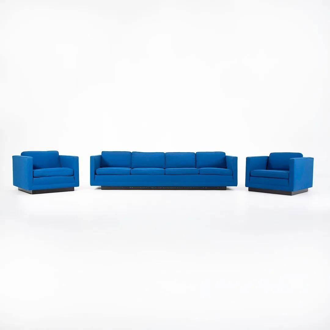 Dies ist ein viersitziges Tuxedo-Sofa, das anscheinend von Nicos Zographos entworfen und von Zographos Designs Inc. hergestellt wurde. Da das Sofa unmarkiert ist und viele Designer dieser Ära ähnliche Stücke produzierten, ist es möglich, dass das