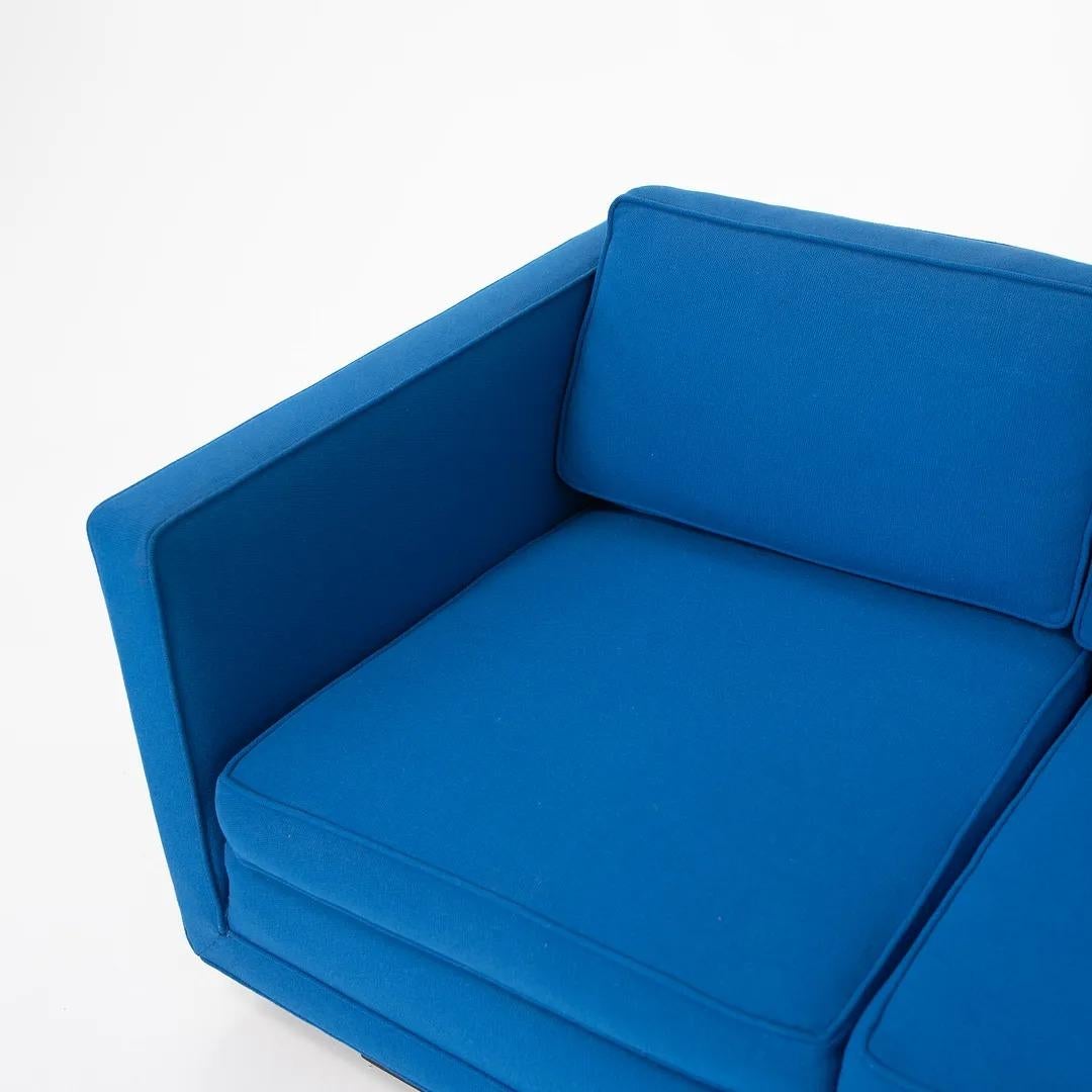 1970er Nicos Zographos Designs / SOM zugeschriebenes viersitziges Smoking-Sofa aus Stoff (Ende des 20. Jahrhunderts) im Angebot