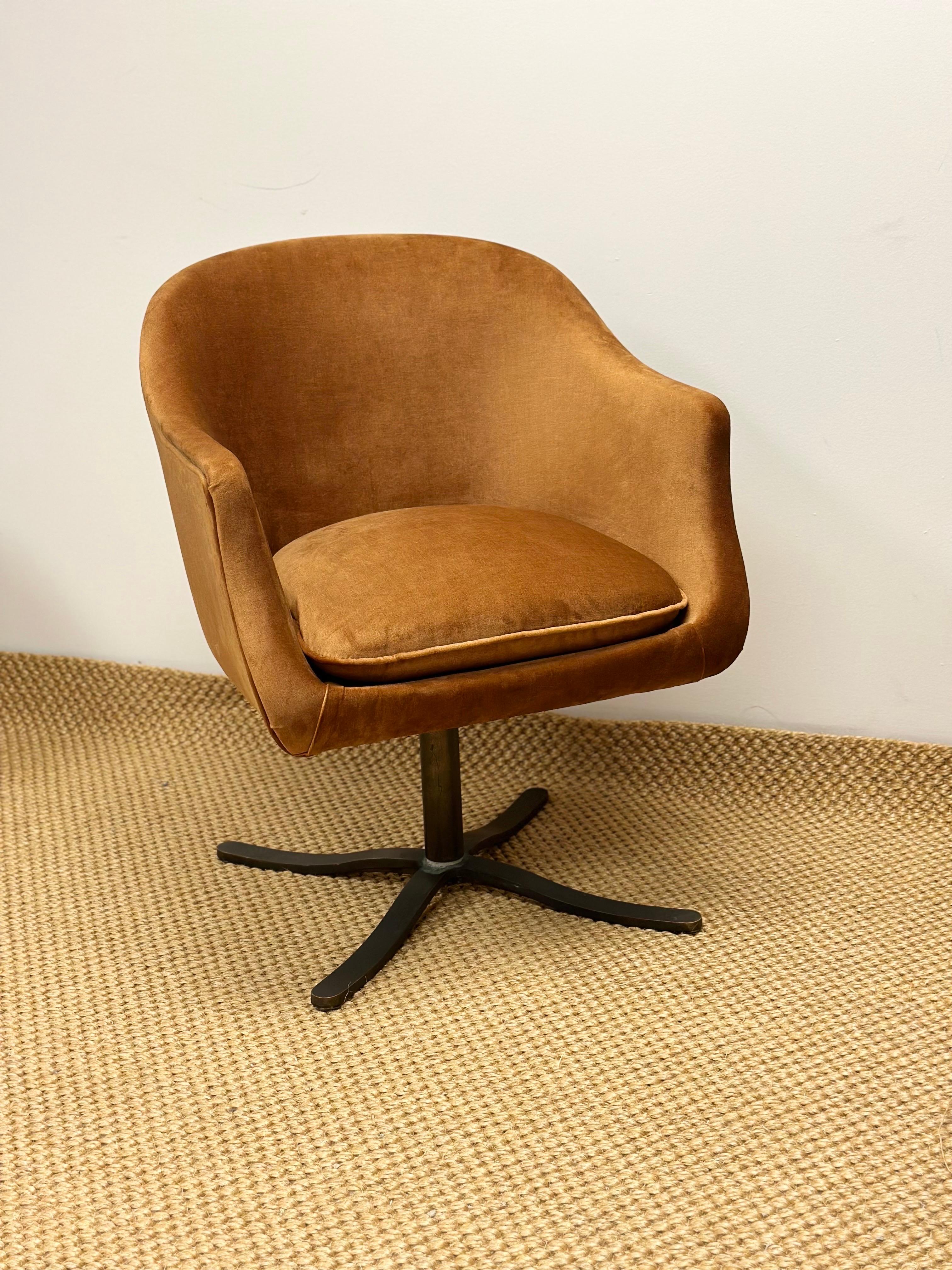 Siamo lieti di offrire una splendida coppia di sedie del famoso designer Nicos Zogoraphos, risalenti agli anni '70 circa.  Conosciuta per i suoi mobili eleganti e senza tempo, questa coppia è una delle sue creazioni più iconiche, la 