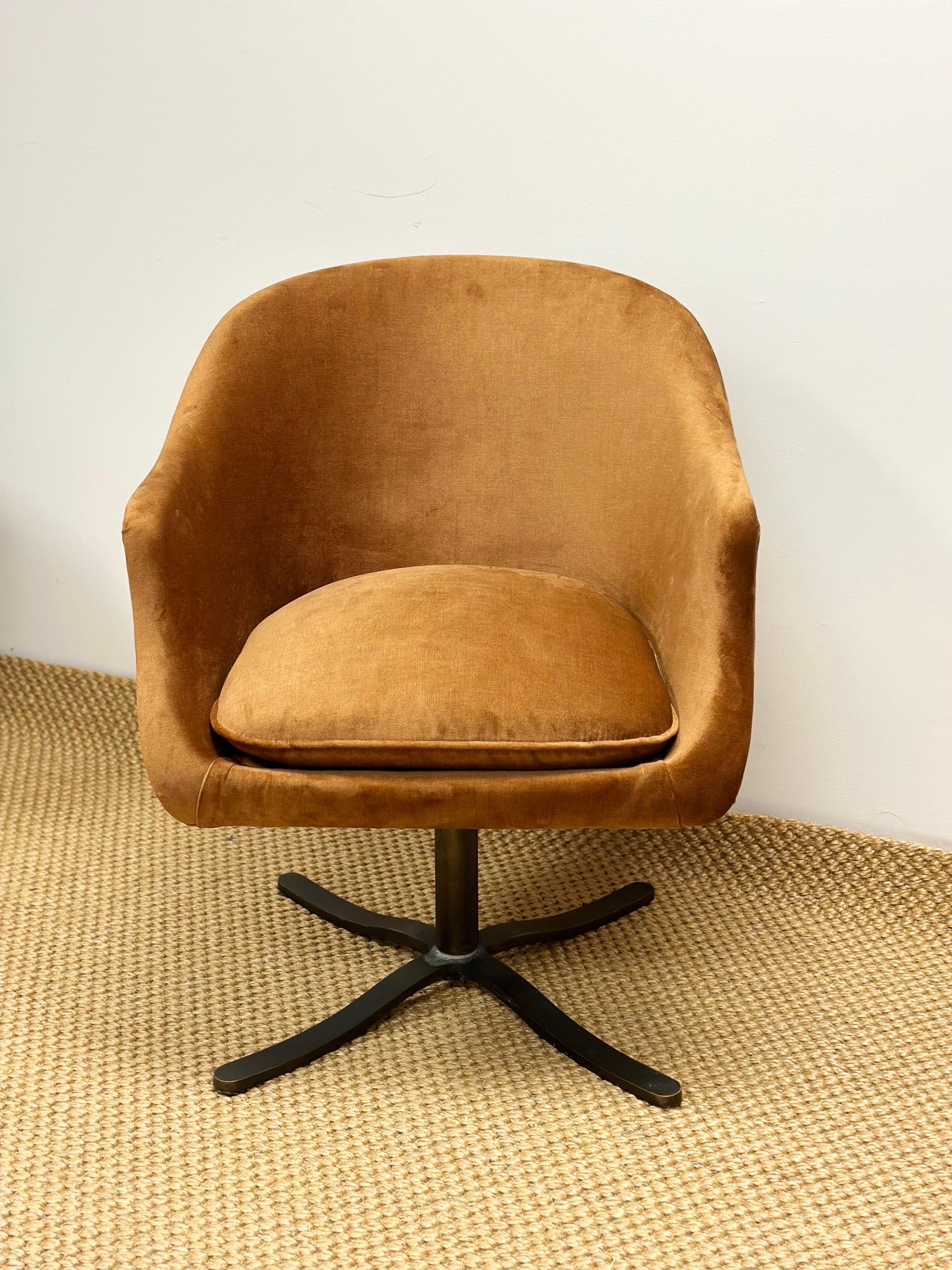 Mid-Century moderno Sedia a secchiello girevole in velluto ocra e bronzo di Nicos Zographos degli anni '70 - una coppia