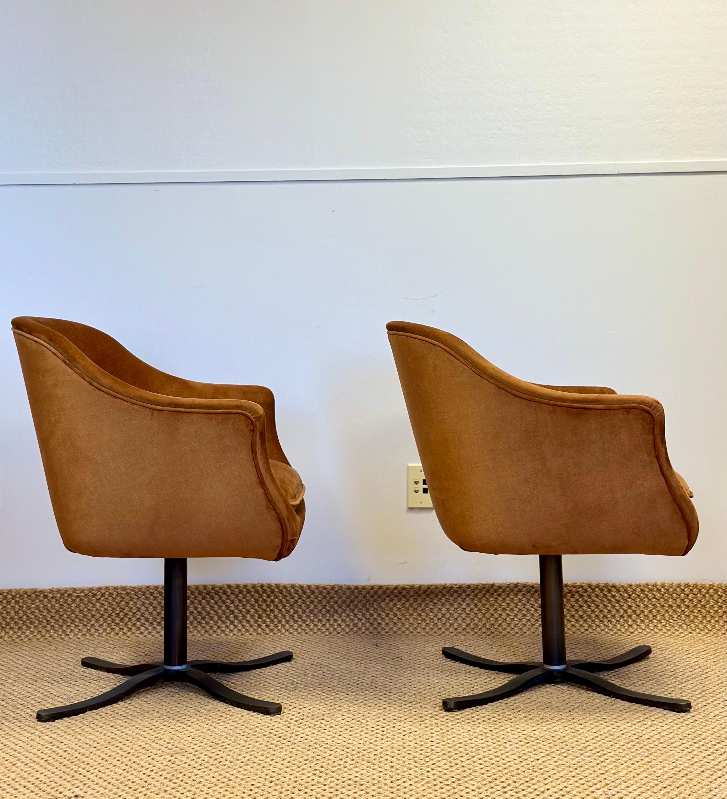 Americano Sedia a secchiello girevole in velluto ocra e bronzo di Nicos Zographos degli anni '70 - una coppia