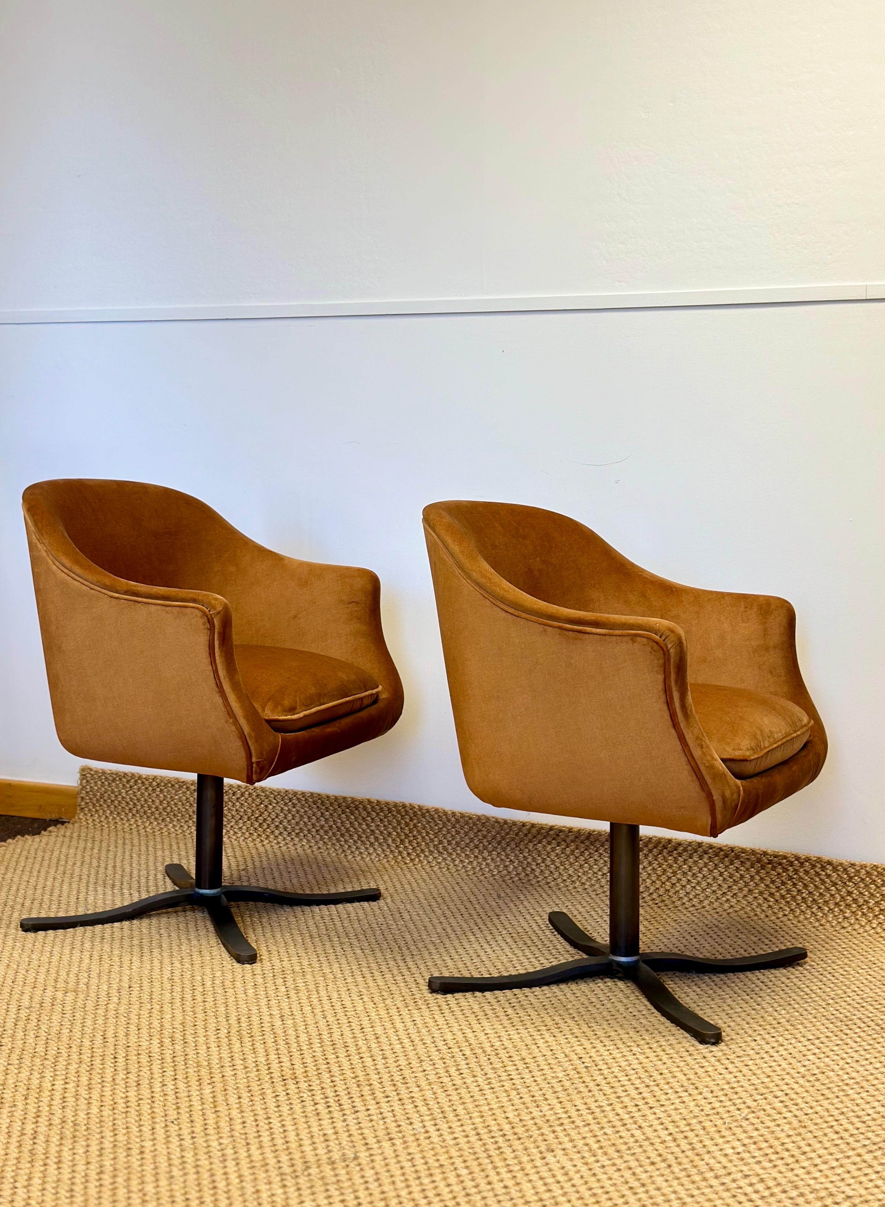 Sedia a secchiello girevole in velluto ocra e bronzo di Nicos Zographos degli anni '70 - una coppia In condizioni buone a Farmington Hills, MI