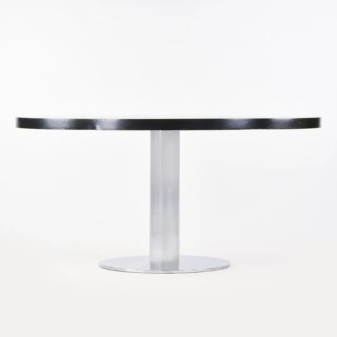 Il s'agit d'une table ronde de conférence ou de salle à manger, conçue par Nicos Zographos et produite par Zographos Designs Limited dans les années 1970. La table est dotée d'un piètement en acier chromé et d'un plateau en bois ébonisé récemment