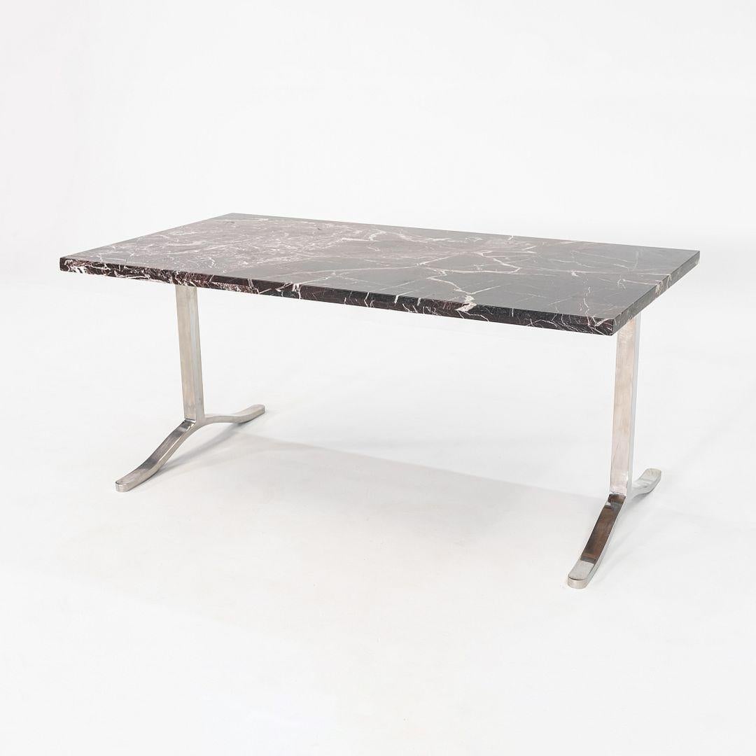 Il s'agit d'une grande table à manger ou d'un bureau rectangulaire en marbre et en acier poli, modèle TD.30.48, conçue par Nicos Zographos pour sa société Zographos Designs dans les années 1970. Le design est sans équivoque Zographos, avec une base