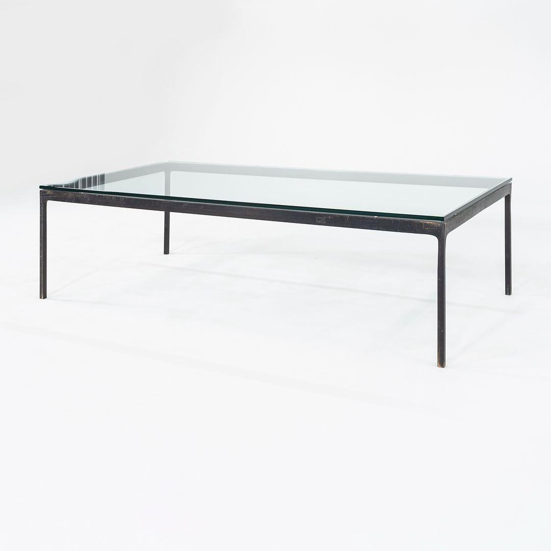 Dies ist ein rechteckiger Couchtisch, Modell TA.35.60.72, der 1960 von Nicos Zographos entworfen wurde. Dieses Exemplar wurde in den 1970er Jahren in den USA von Zographos Designs Limited auf Bestellung gefertigt. Die Leuchte hat einen massiven