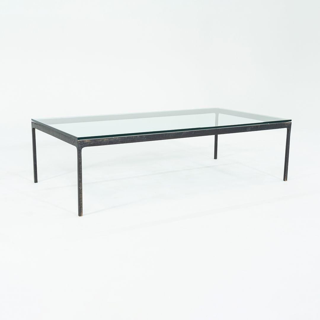 1970er Nicos Zographos Massiver Couchtisch aus patinierter Bronze mit Glasplatte 32x60 (Moderne) im Angebot