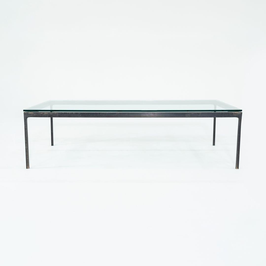 1970er Nicos Zographos Massiver Couchtisch aus patinierter Bronze mit Glasplatte 32x60 im Zustand „Gut“ im Angebot in Philadelphia, PA