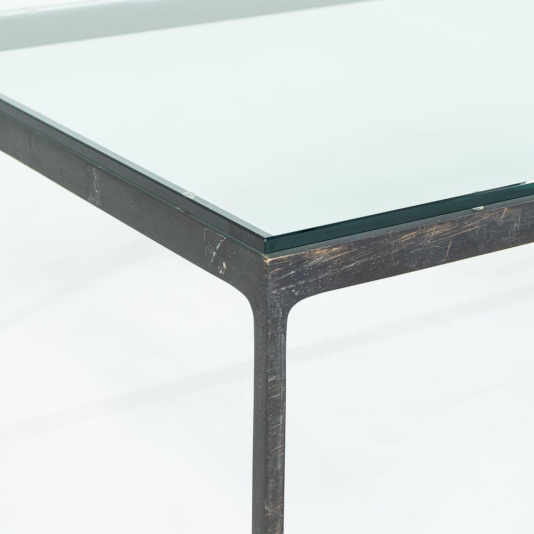 1970er Nicos Zographos Massiver Couchtisch aus patinierter Bronze mit Glasplatte 32x60 (Ende des 20. Jahrhunderts) im Angebot