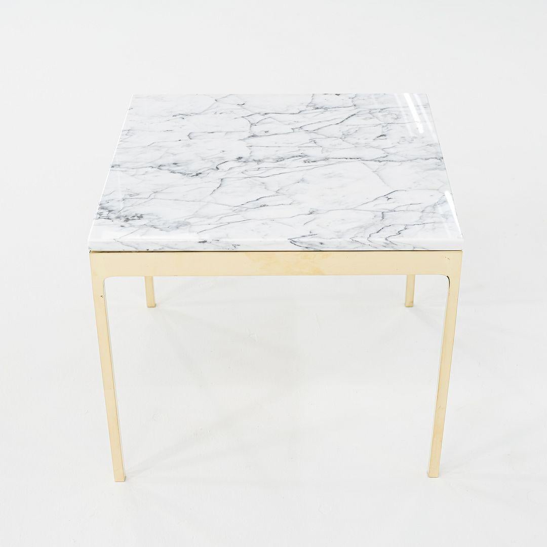 Il s'agit d'une table d'appoint carrée TA.20G, initialement conçue par Nicos Zographos en 1960. Cet exemplaire a été produit par Gratz Industries pour Zographos Designs Limited dans les années 1970. Gratz a été le principal fabricant de métal pour