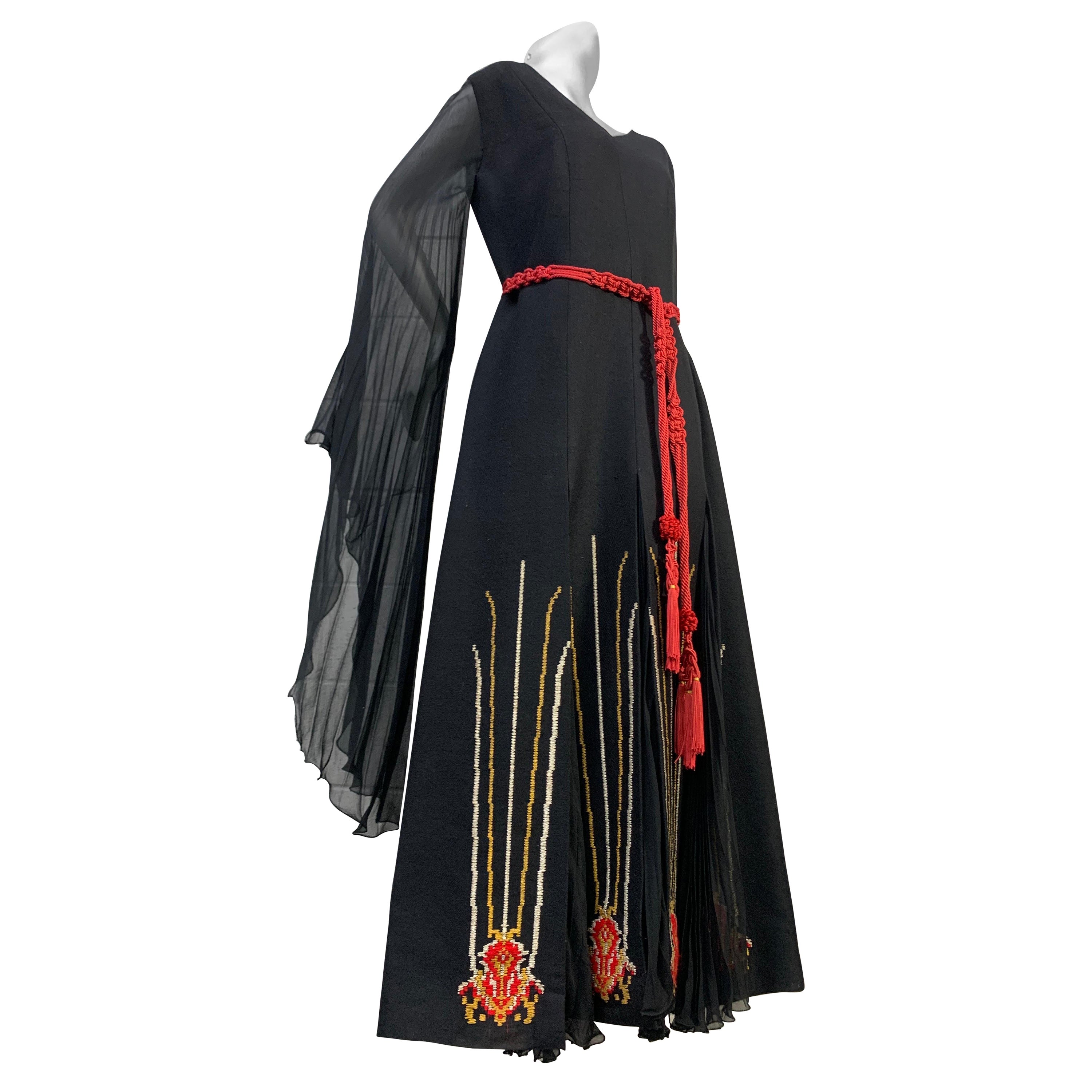 Maxi abito folcloristico in lana e chiffon di seta nero di Nikos and Takis degli anni '70 con ricamo